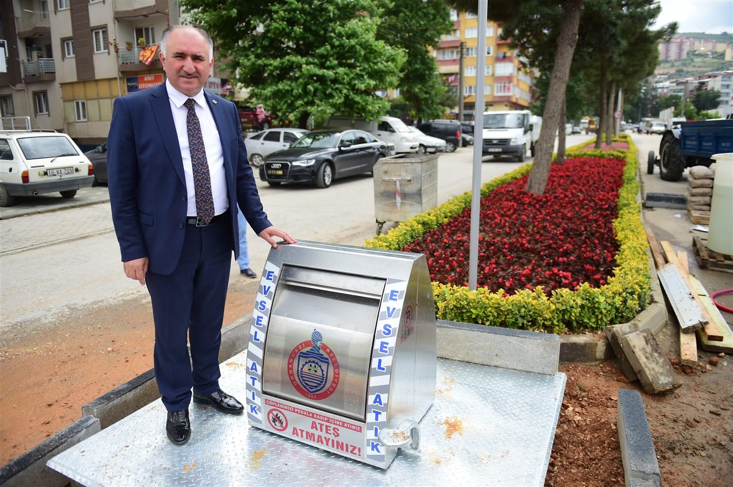 YERALTI ÇÖP KONTEYNIRLARININ MONTAJI BAŞLADI 