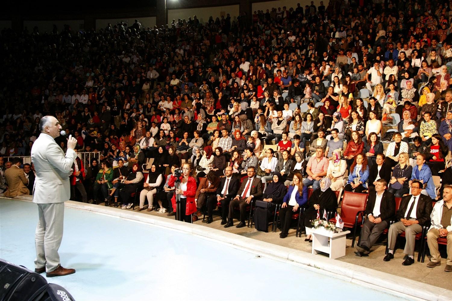 YUSUF GÜNEY AÇIK HAVA TİYATROSUNU SALLADI 