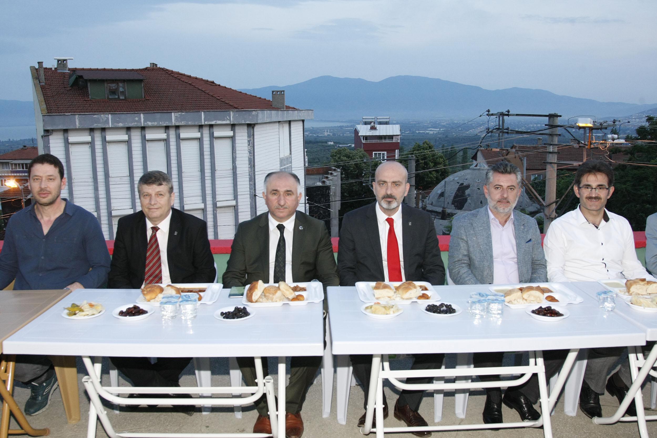 YENİKÖYLÜLER BAŞKAN ÇAĞLAYAN'IN İFTARINDA BİR ARAYA GELDİ 