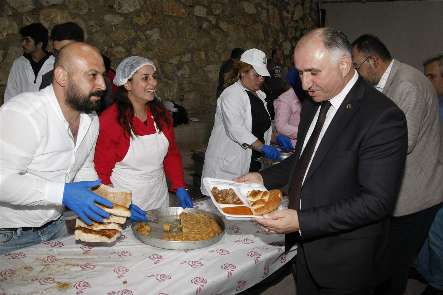 BAŞKAN ÇAĞLAYAN TOKİ SAKİNLERİ İLE İFTAR SOFRASINDA BULUŞTU 