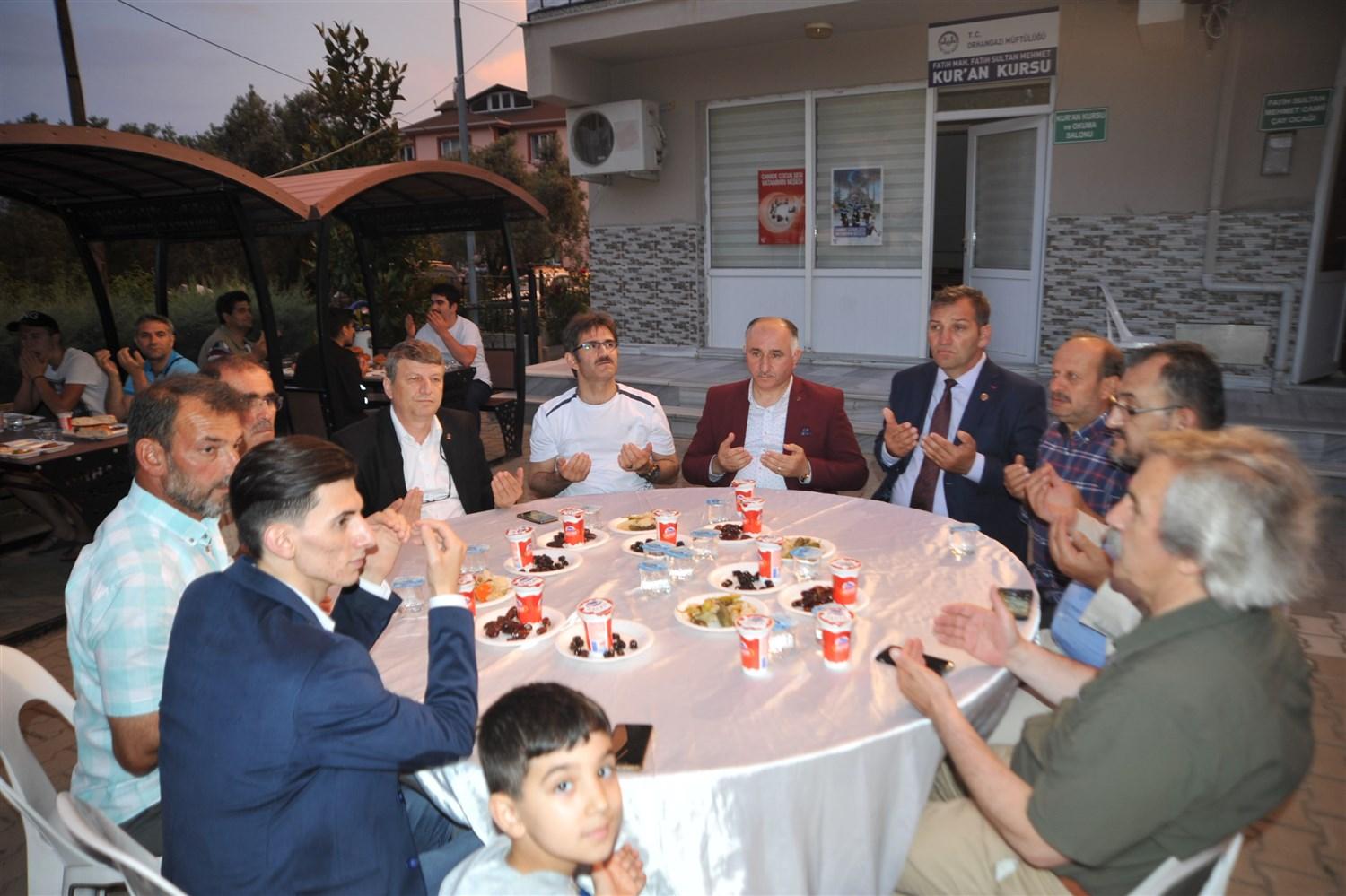 BAŞKAN ÇAĞLAYAN FATİH MAHALLESİ SAKİNLERİ İLE İFTAR SOFRASINDA BULUŞTU 