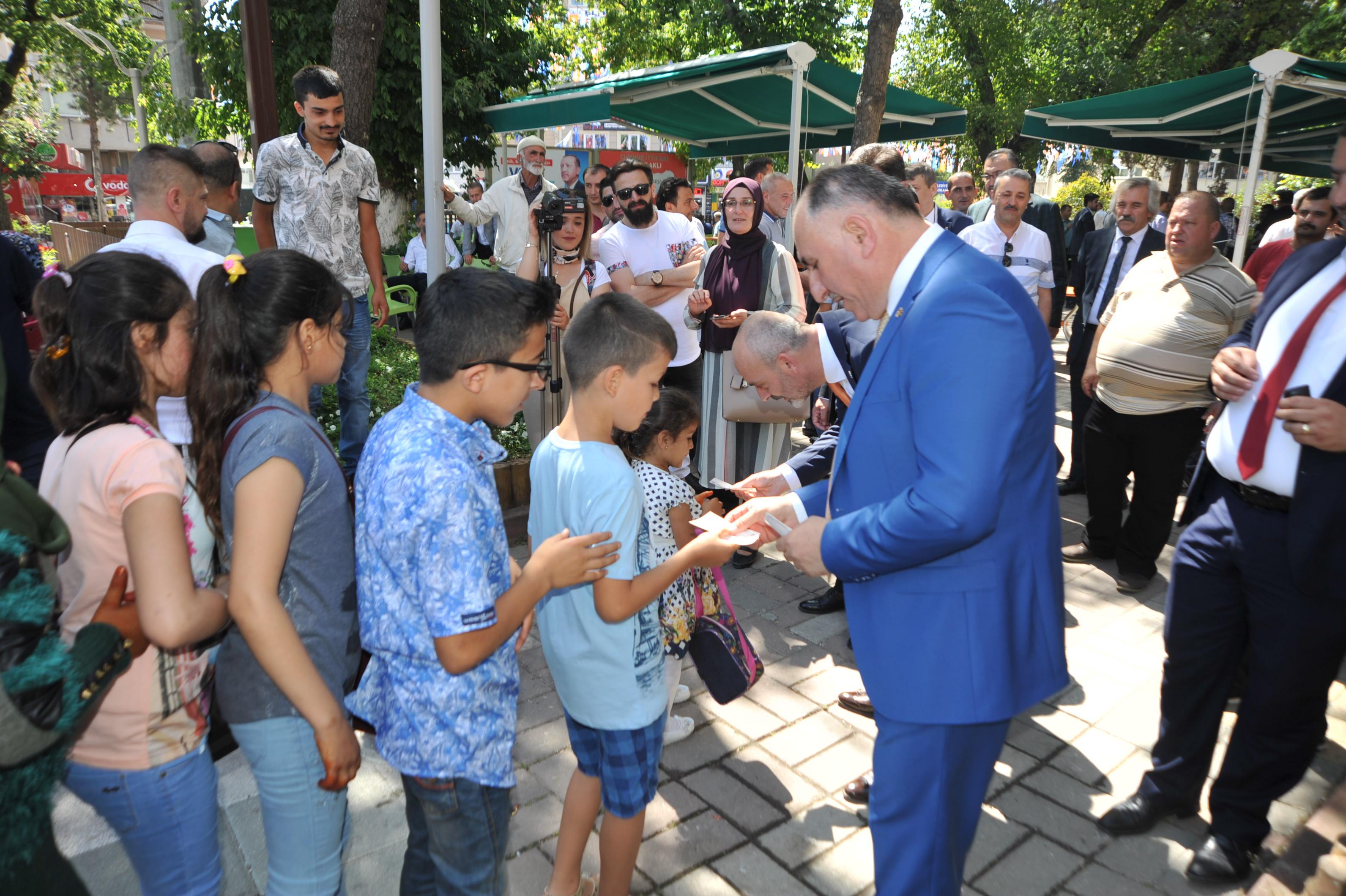 ÇAĞLAYAN ÇOCUKLARLA BAYRAMLAŞTI 