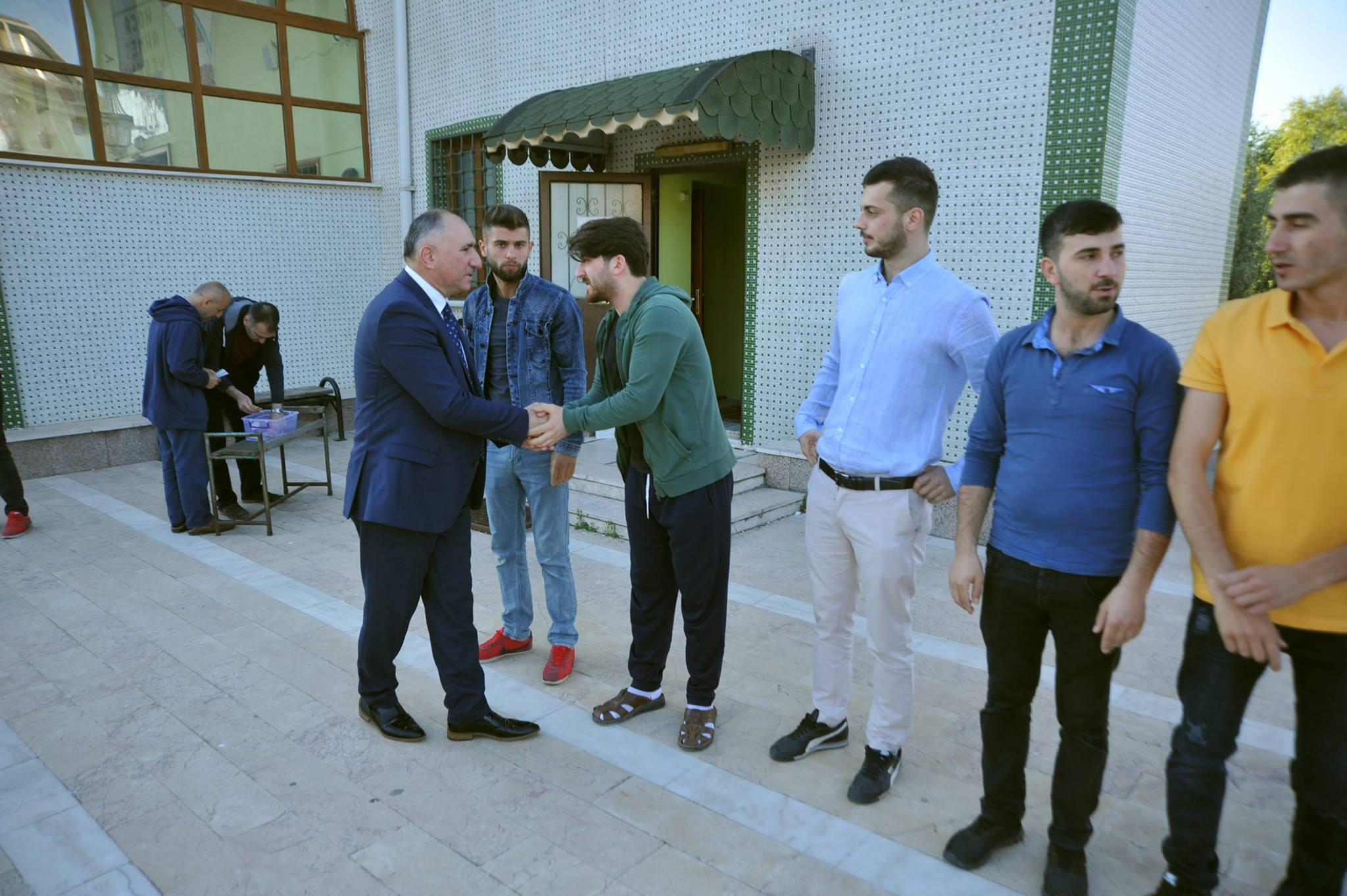 BAYRAM NAMAZINDA GÖNÜLLER VE YÜREKLER KUCAKLAŞTI 