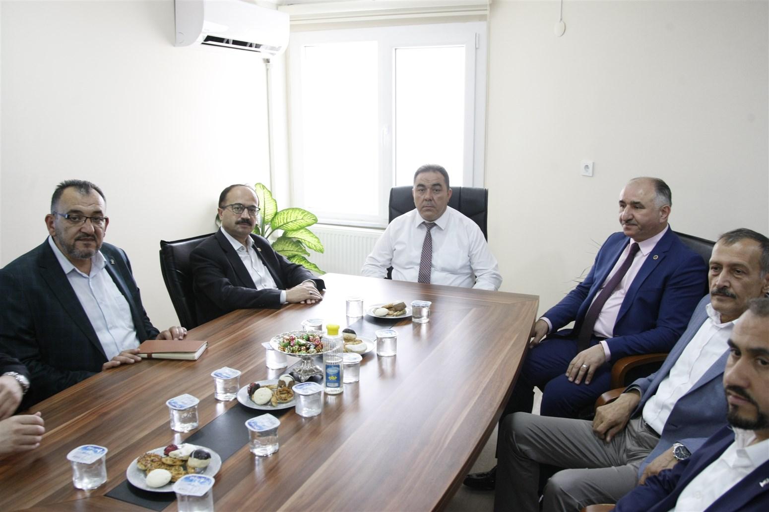 BAŞKAN ÇAĞLAYAN MİLLETVEKİLİ ADAYLARI İLE BİRLİKTE ESNAF KEFALET KOOPERATİFİNİ ZİYARET ETTİ 