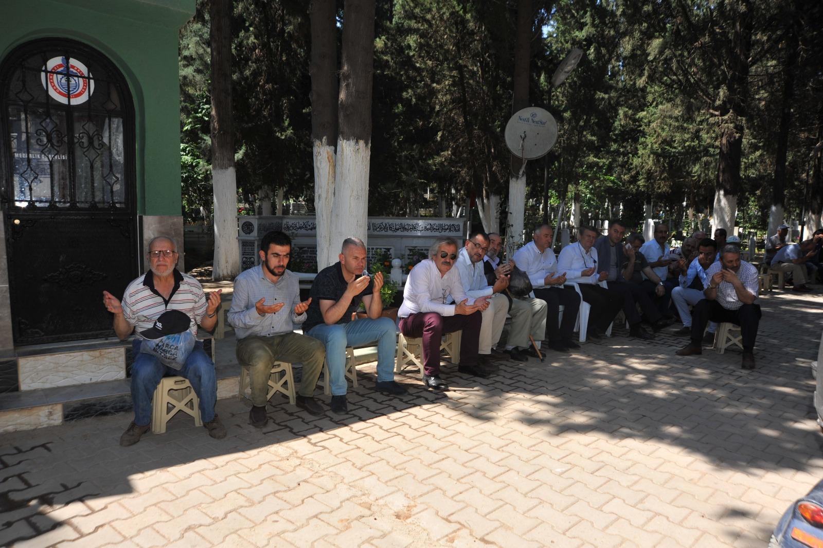 MEZARLIKTA KURAN-I KERİM OKUNDU, VATANDAŞLARA ÇİÇEK DAĞITILDI 