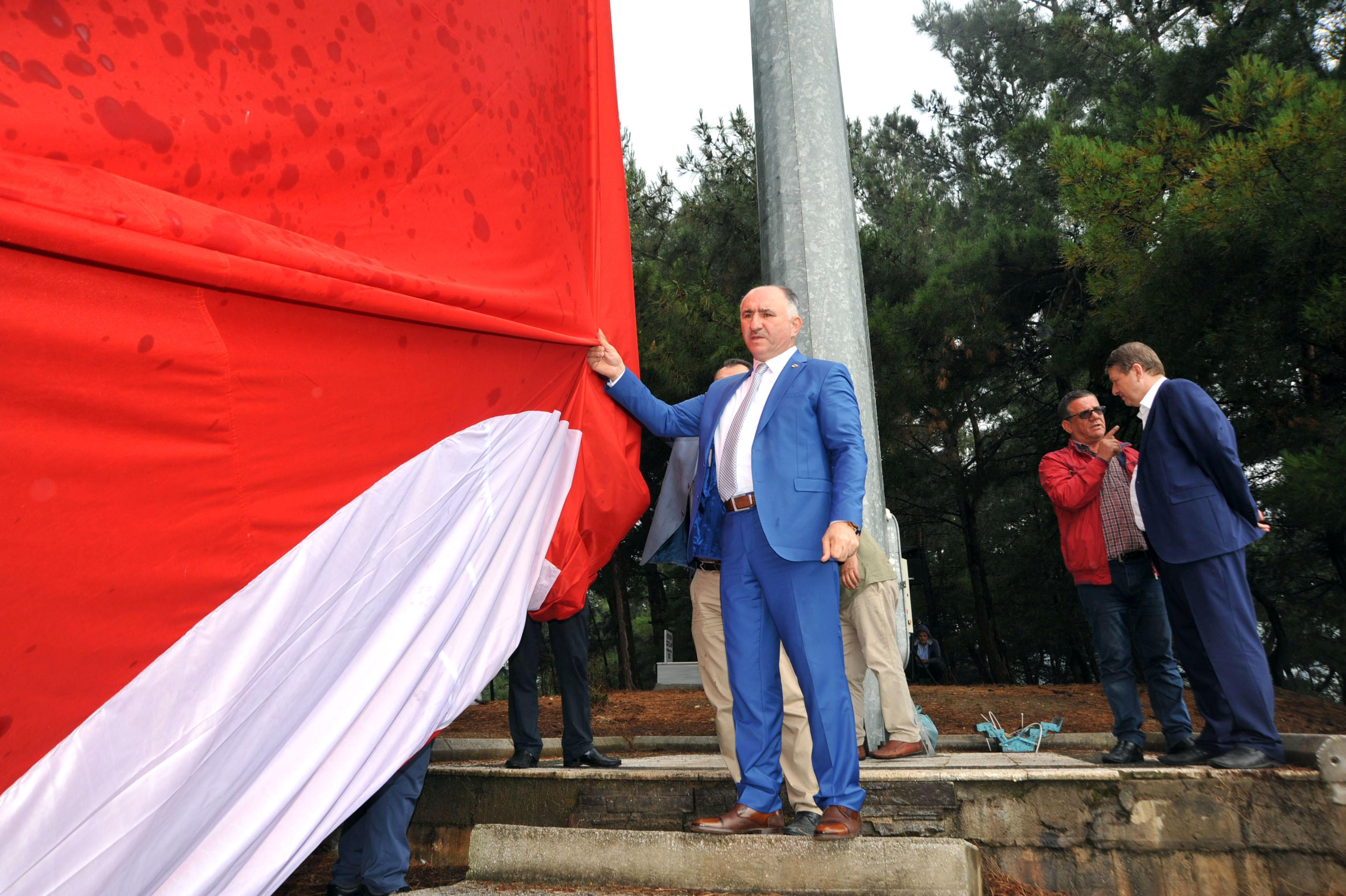 ORTAKÖY'DEKİ DEV BAYRAK ORHANGAZİ BELEDİYESİ TARAFINDAN YENİLENDİ 