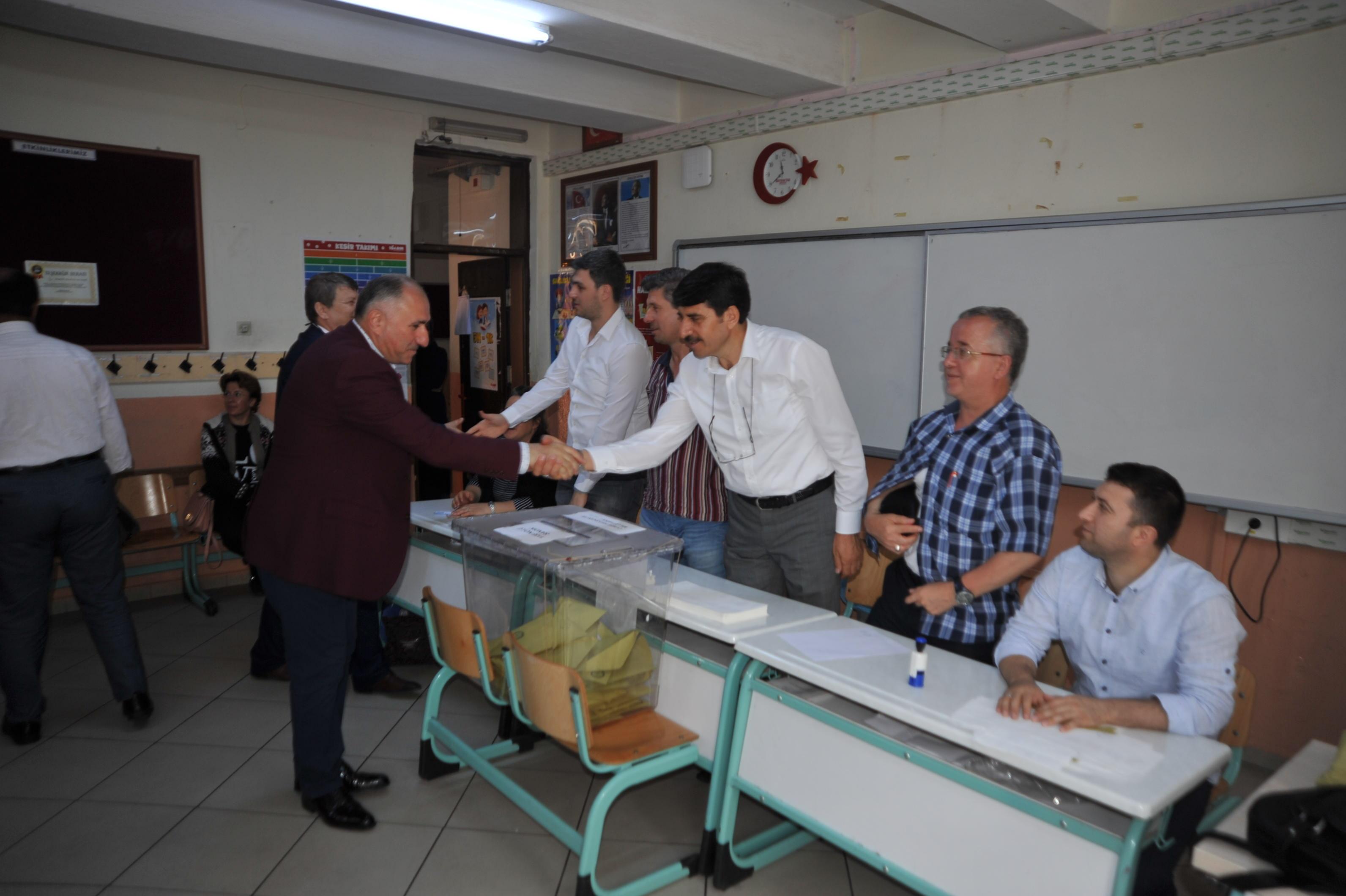 BAŞKAN ÇAĞLAYAN SANDIKLARI GEZDİ, HAYIRLI OLSUN DILEKLERINDE BULUNDU 