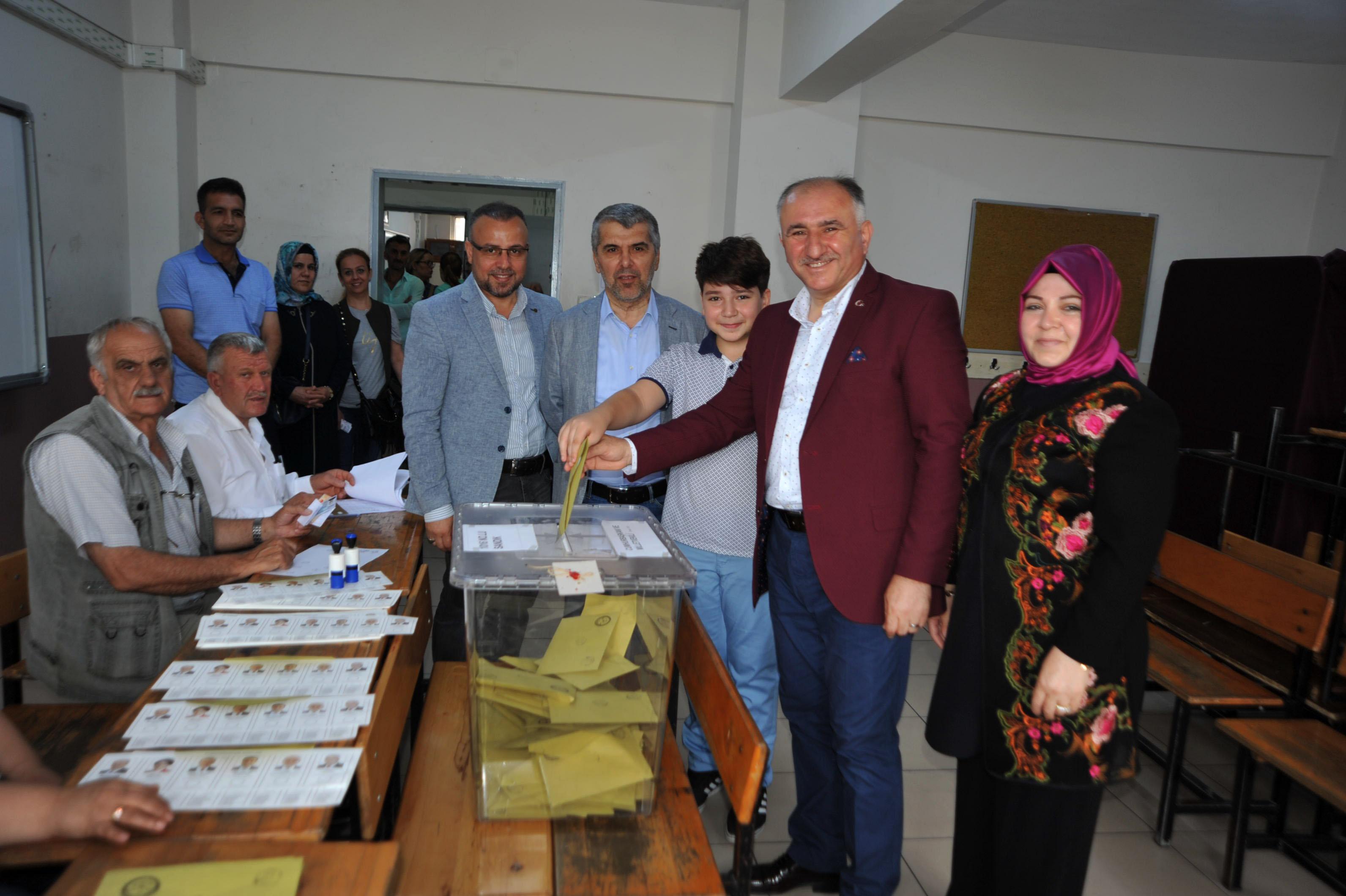 BAŞKAN ÇAĞLAYAN ATATÜRK İLKÖĞRETİM OKULUNDA OYUNU KULLANDI 