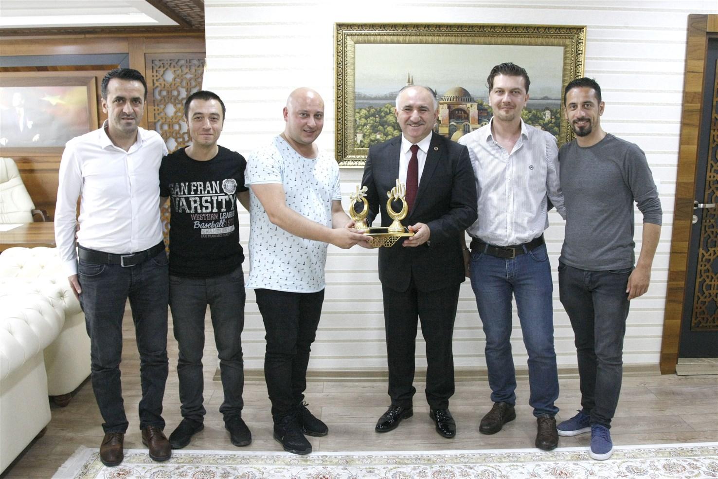 BURSASPORLULAR DERNEĞİNDEN BAŞKANA ZİYARET 