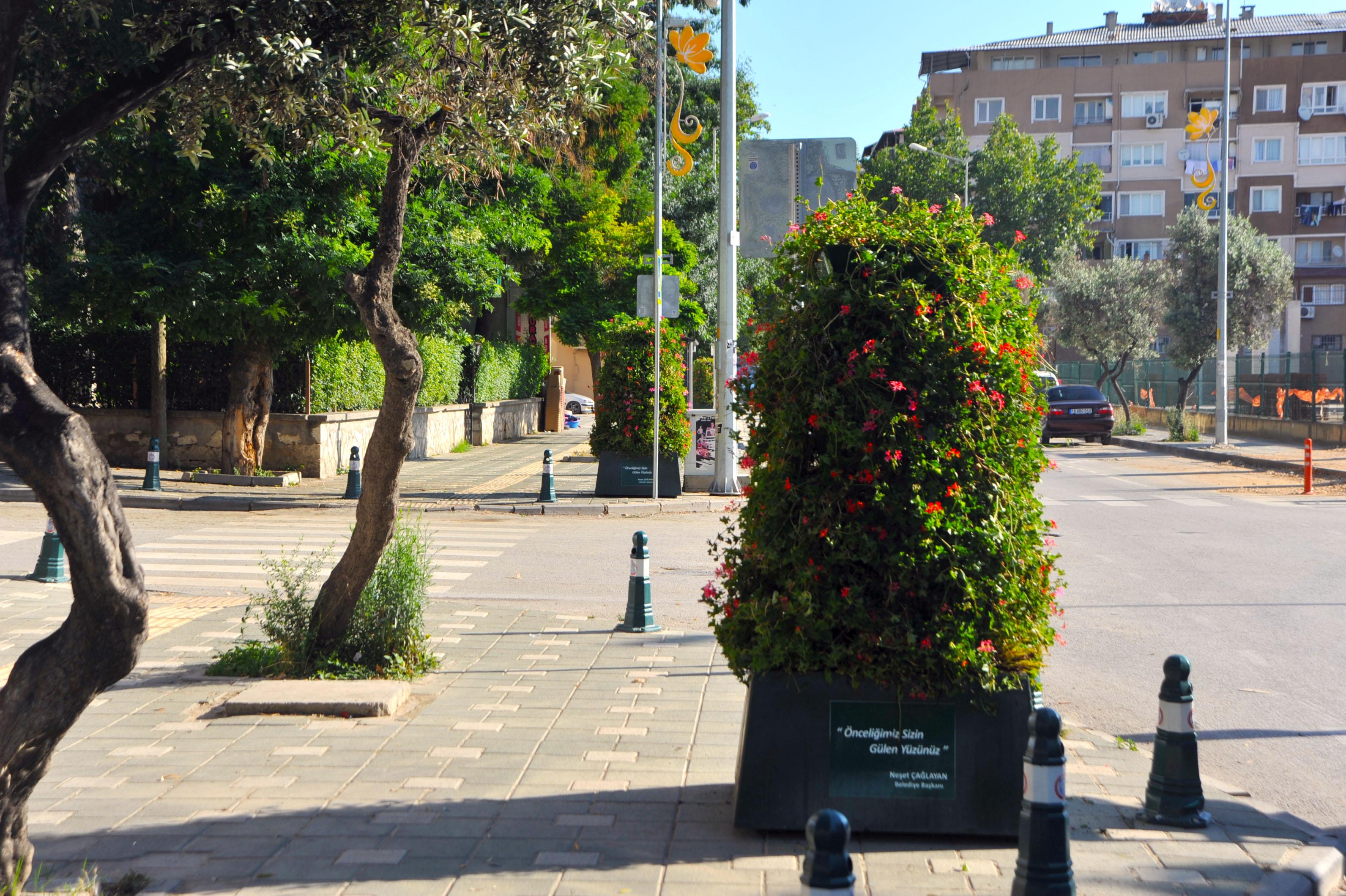 ANA ARTERLERE YENİ ÇİÇEK SAKSILARI YERLEŞTİRİLDİ 