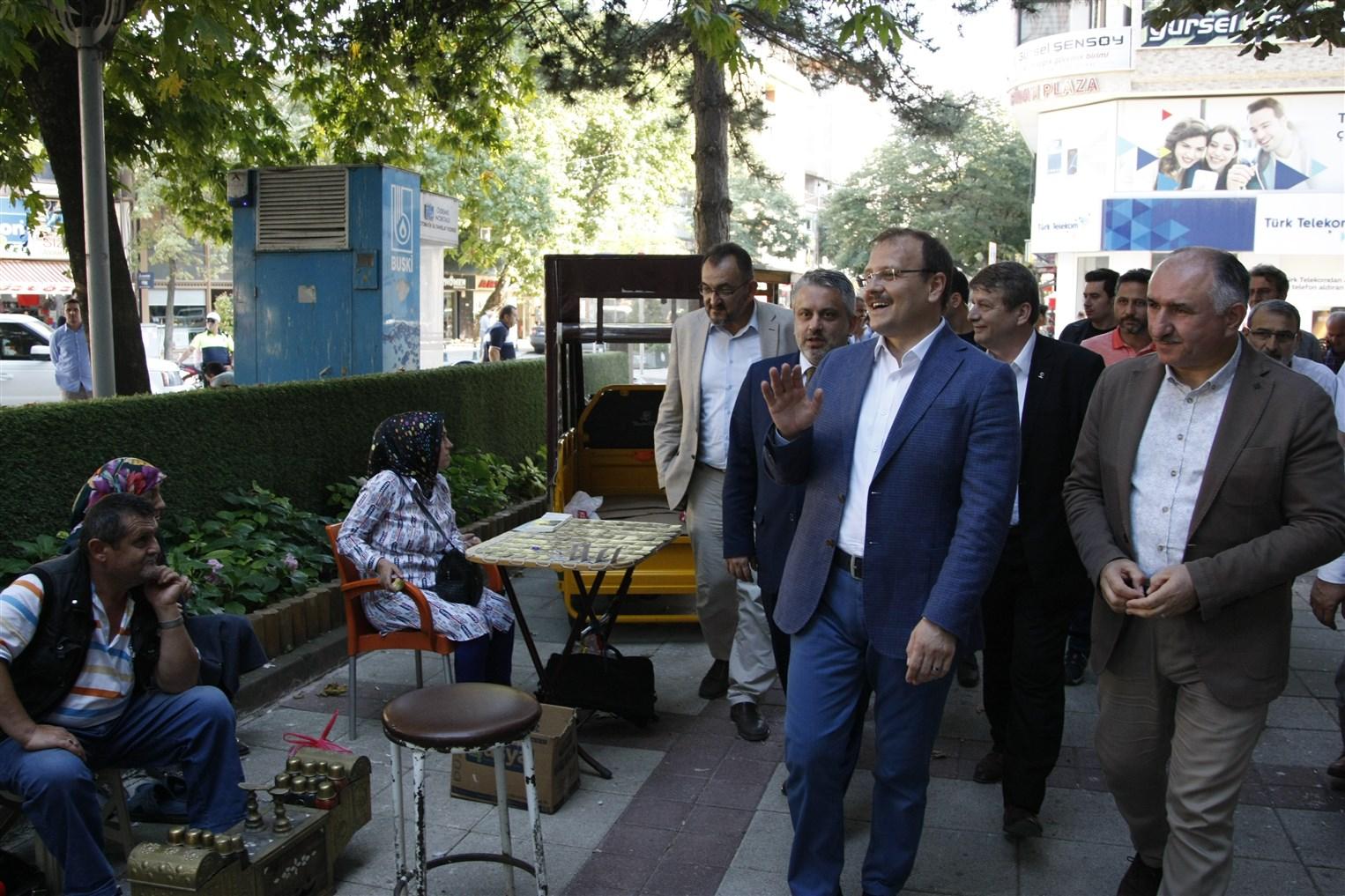 BAŞBAKAN YARDIMCISI HAKAN ÇAVUŞOĞLU ÇAY BAHÇESİNDE VATANDAŞLARLA BULUŞTU 