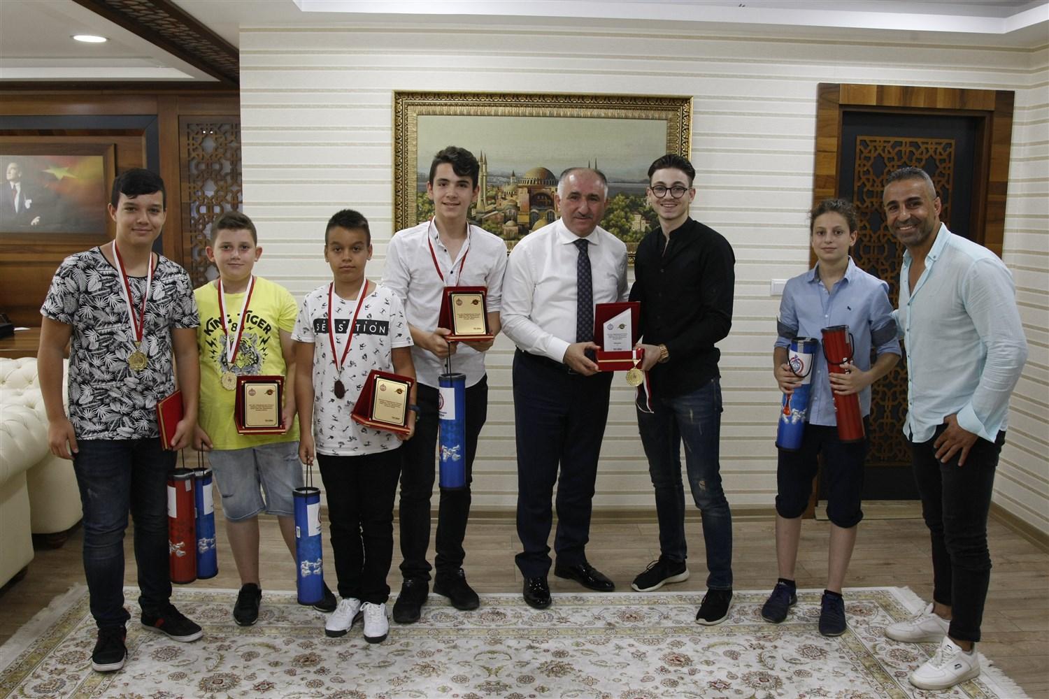 BAŞKAN ŞAMPİYON SPORCULARI AĞIRLADI 