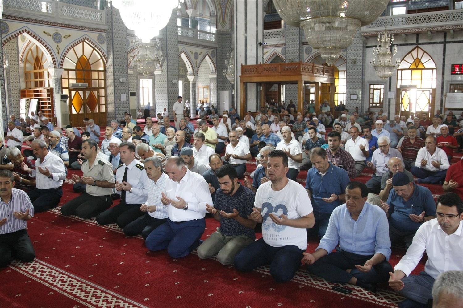 ŞEHİTLER İÇİN MEVLİD VE DUALAR OKUNDU 