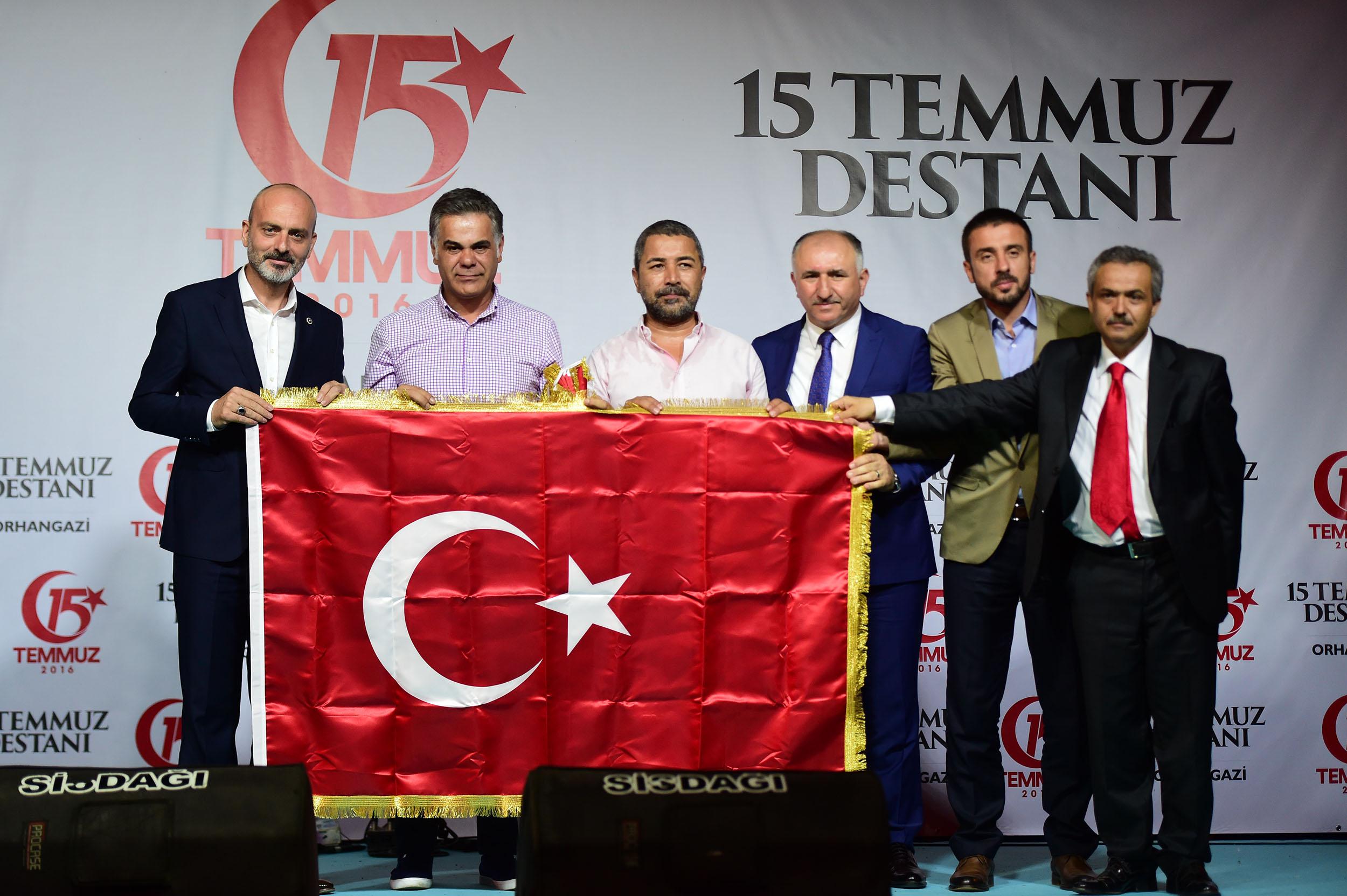 15 TEMMUZ DEMOKRASİ NÖBETİ DUALAR VE GAZETECİ YAZARLARIN DARBE GECESİNİ ANLATIMLARI İLE DEVAM ETTİ 