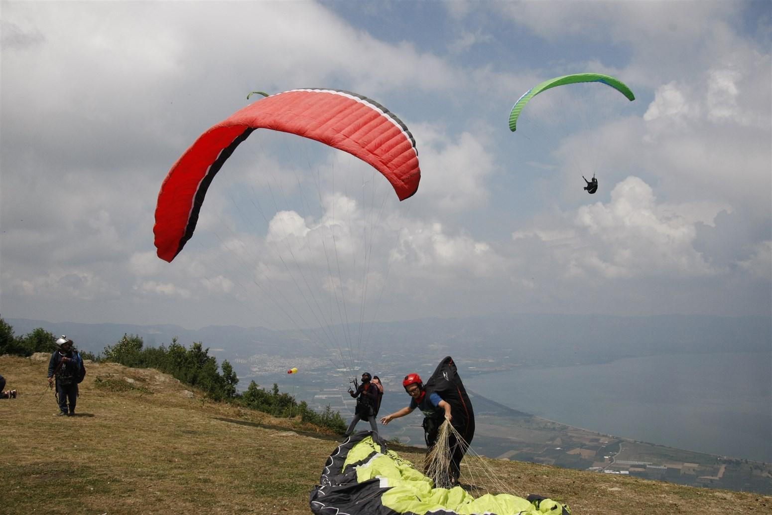 YAMAÇ PARAŞÜTÜ ŞAMPİYONASINDA İLK GÜN YARIŞLARI YAPILDI 