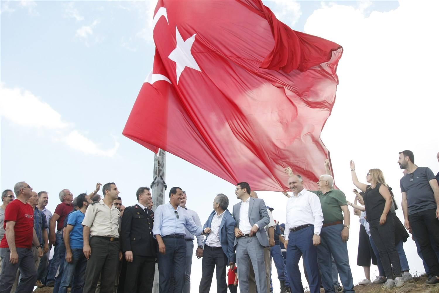 DEMOKRASİ VE MİLLİ BİRLİK GÜNÜNDE DEV BAYRAK GÖNDERE ÇEKİLDİ 