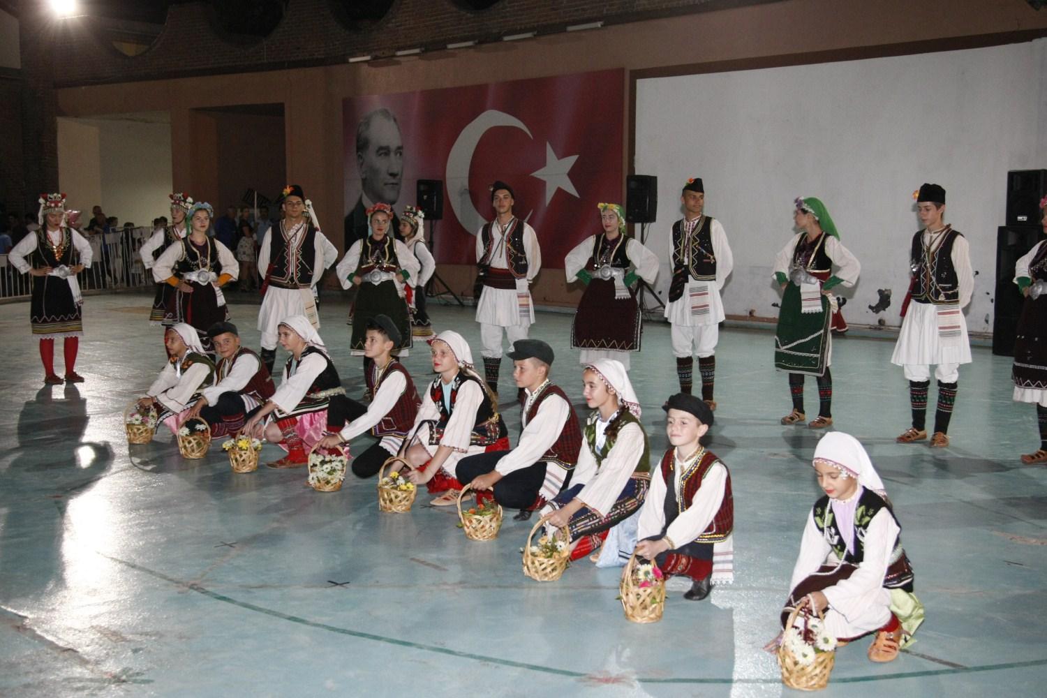 HALKOYUNLARI EKİPLERİNDEN MUHTEŞEM GÖSTERİLER 