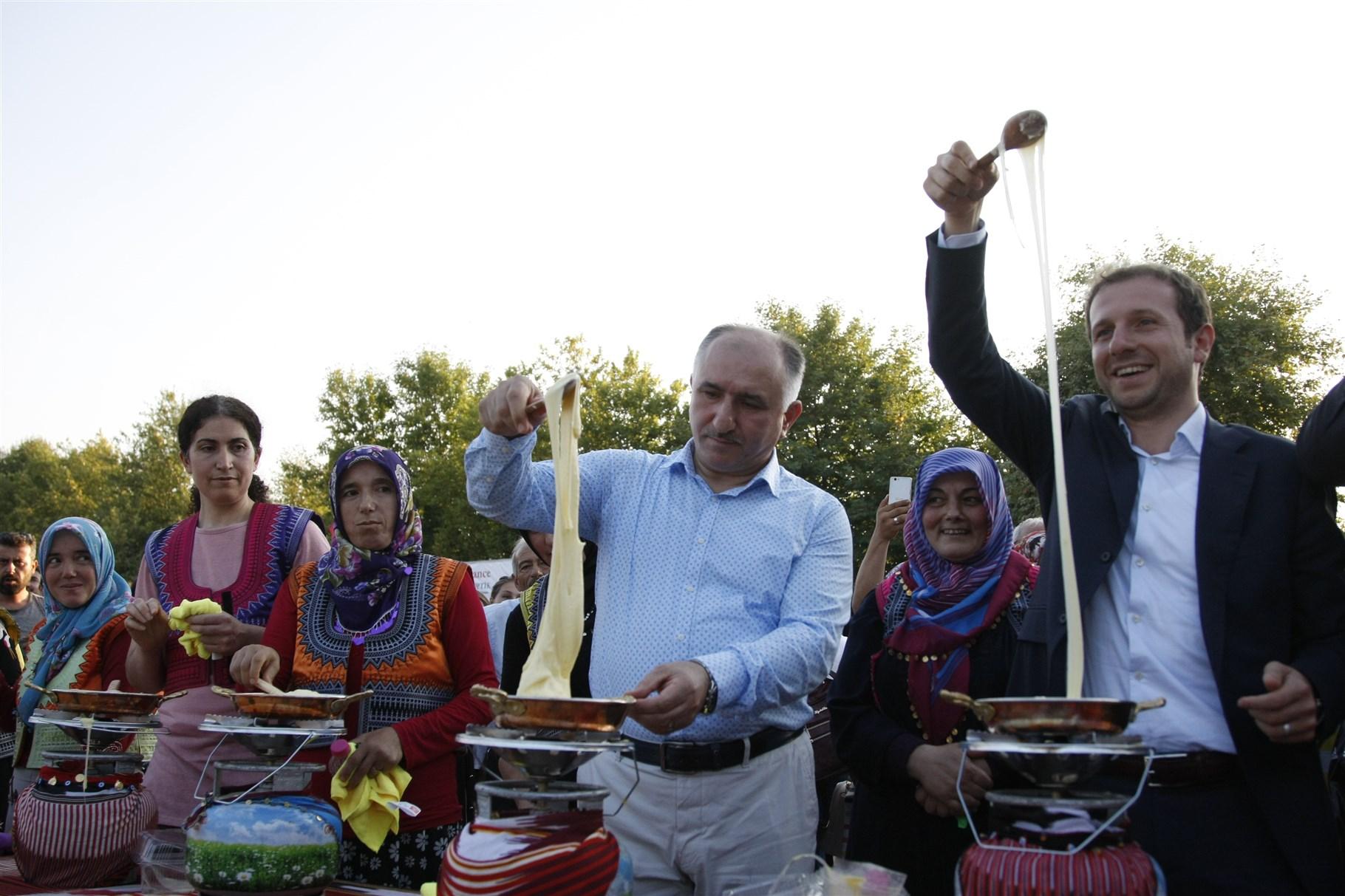 BAŞKAN ÇAĞLAYAN KADIRGA ŞENLİKLERİ AKŞAM PROGRAMINA KATILDI 