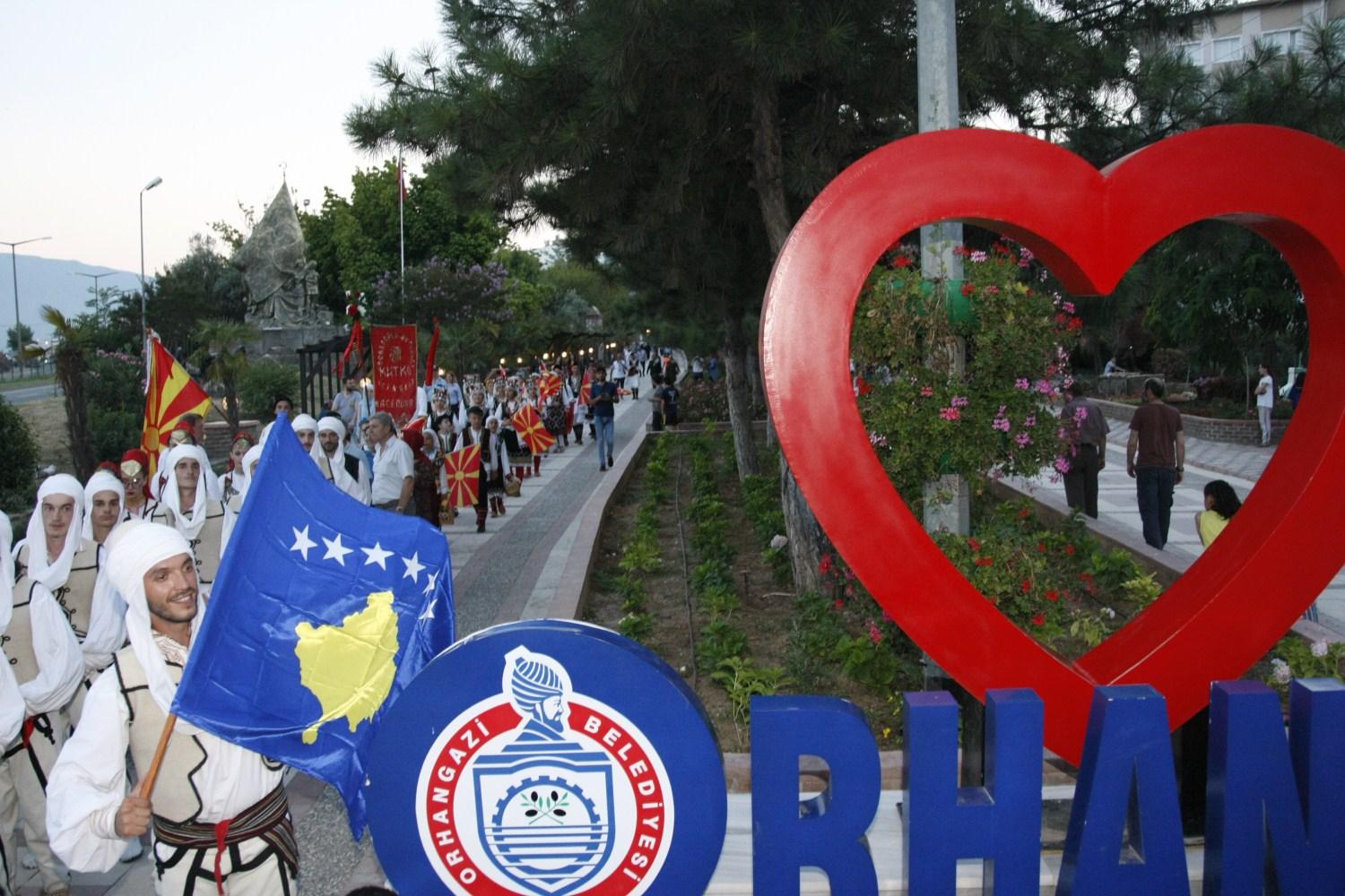 HALKOYUNLARI FESTİVALİNDEN RENKLİ KORTEJ 