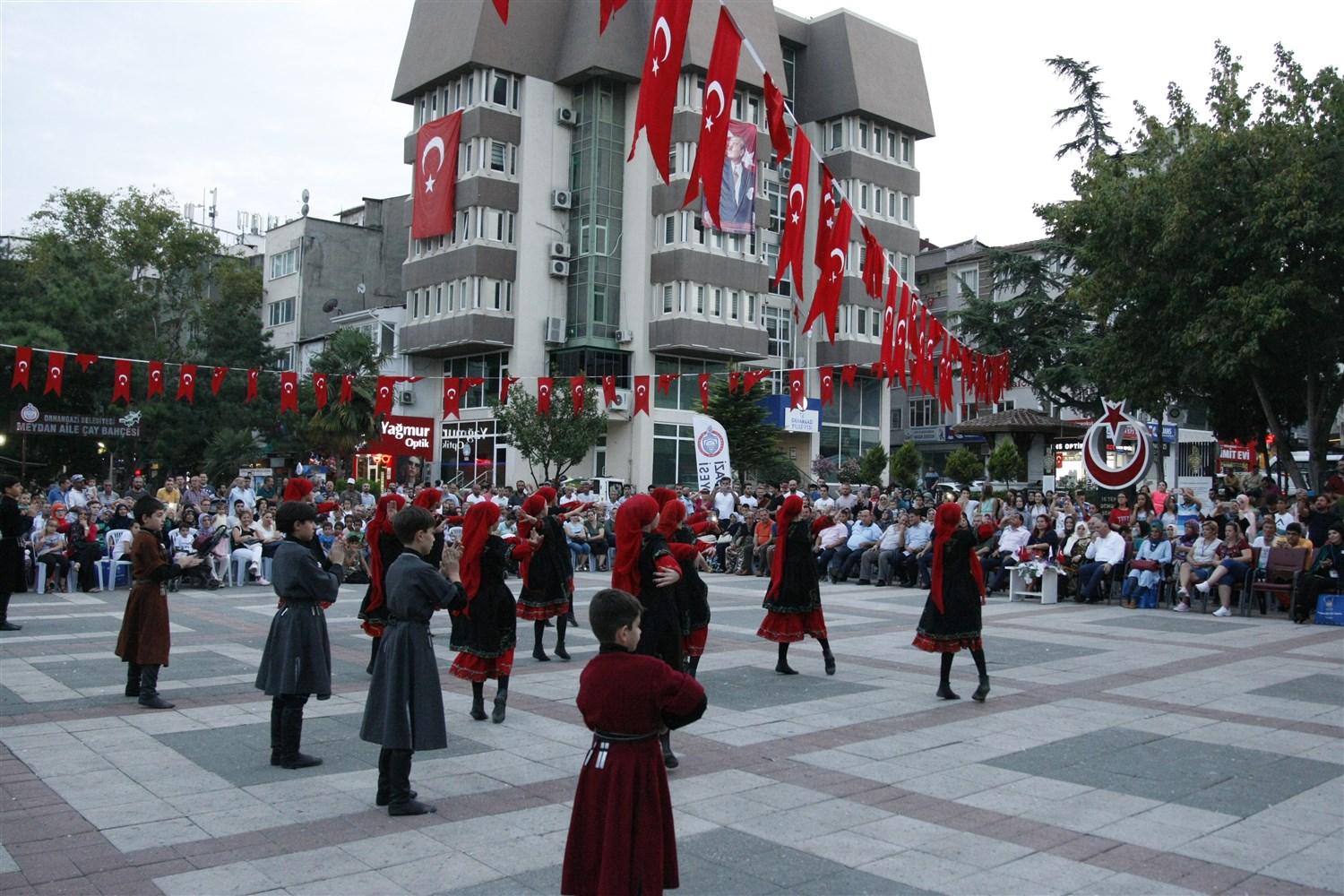 HALKOYUNLARI FESTİVALİ MUHTEŞEM GÖSTERİLERLE TAMAMLANDI 
