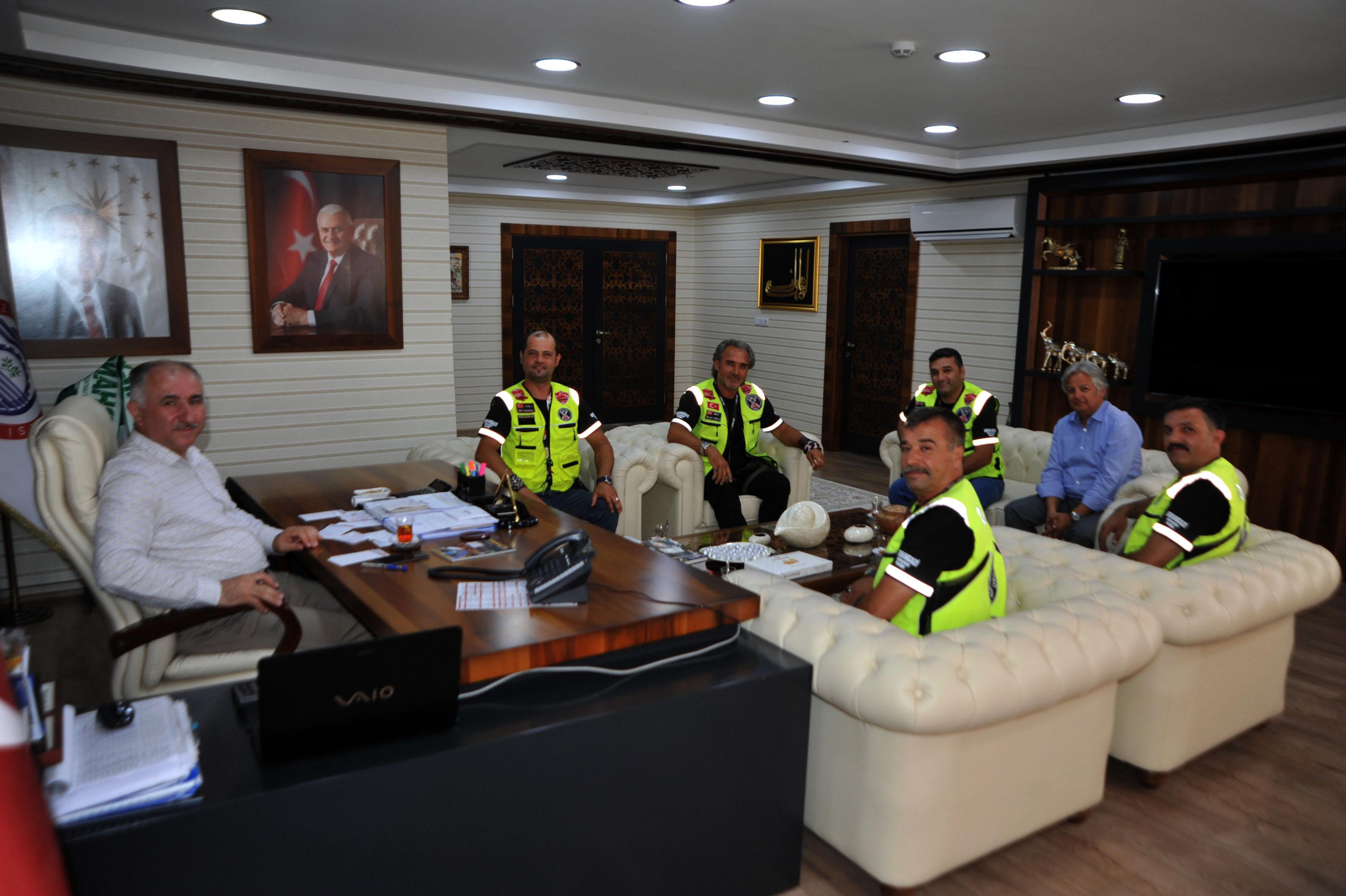 MOTOSİKLET KULÜBÜ YÖNETİCİLERİNDEN ÇAĞLAYAN’A ZİYARET 