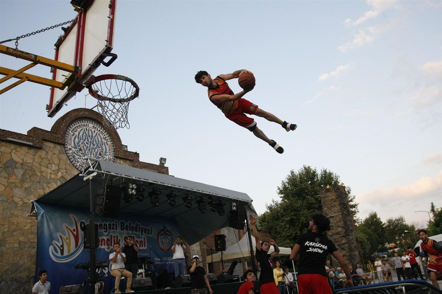 GENÇLİK FESTİVALİ'NDE RENKLİ GÖSTERİLER 