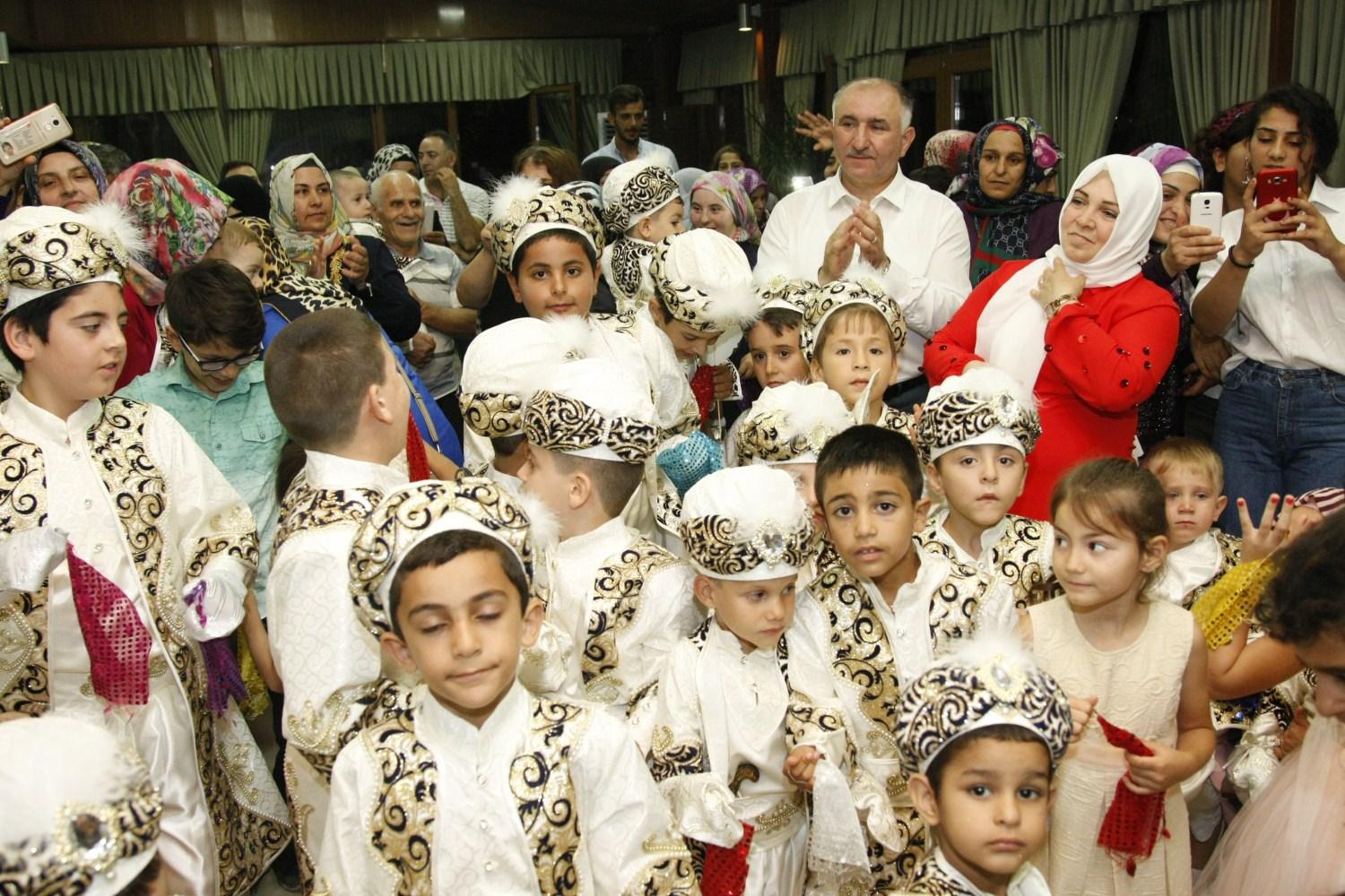BAŞKAN ÇAĞLAYAN SÜNNET ÇOCUKLARININ KINA COŞKUSUNA ORTAK OLDU 