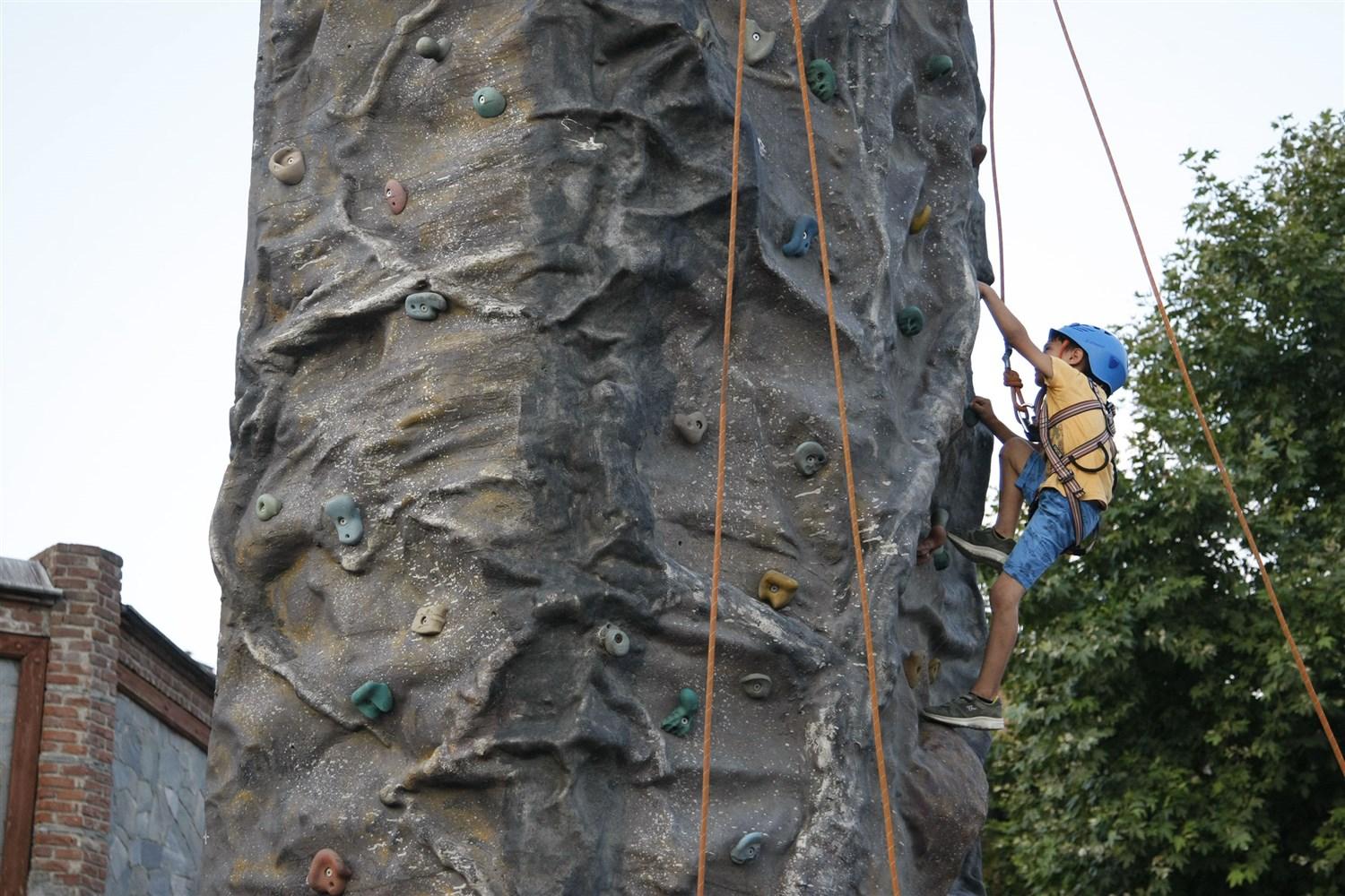 BAŞKAN ÇAĞLAYAN GENÇLİK ŞÖLENİNDE GENÇLERİN VE ÇOCUKLARIN COŞKUSUNA ORTAK OLDU 