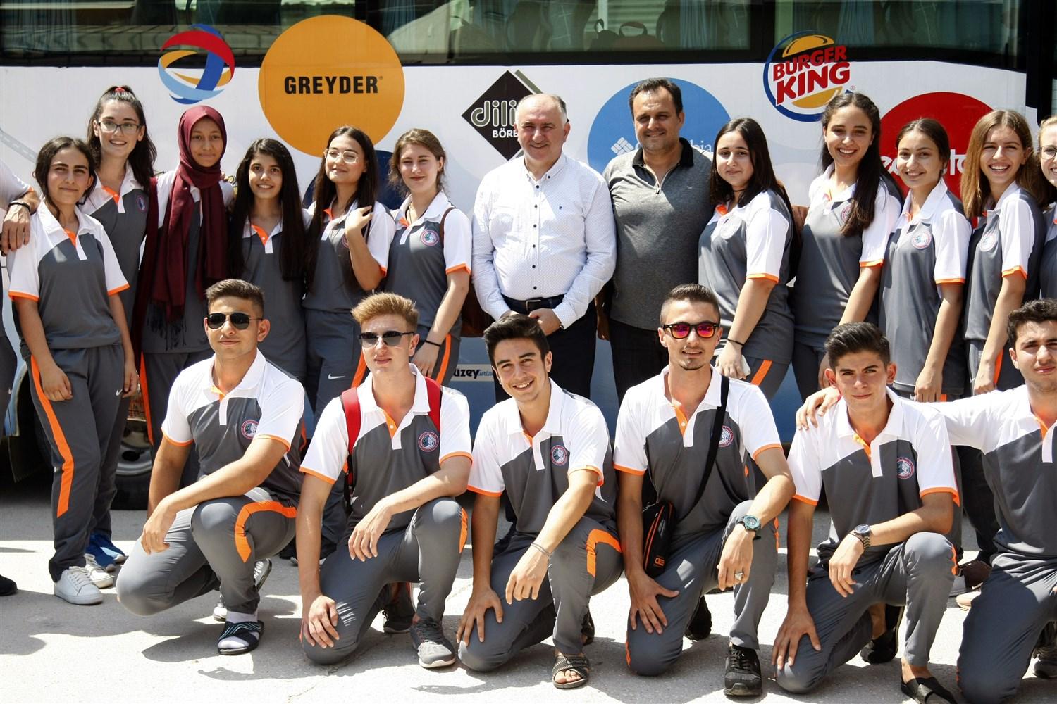 BAŞKAN ÇAĞLAYAN HALKOYUNLARI EKİBİNİ ROMANYA'YA UĞURLADI 