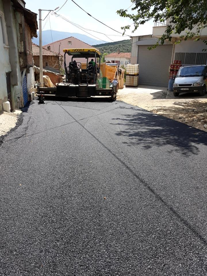 GEDELEK'TE ARA SOKAK VE CADDELERDE DE SICAK ASFALT ÇALIŞMASI BAŞLADI 