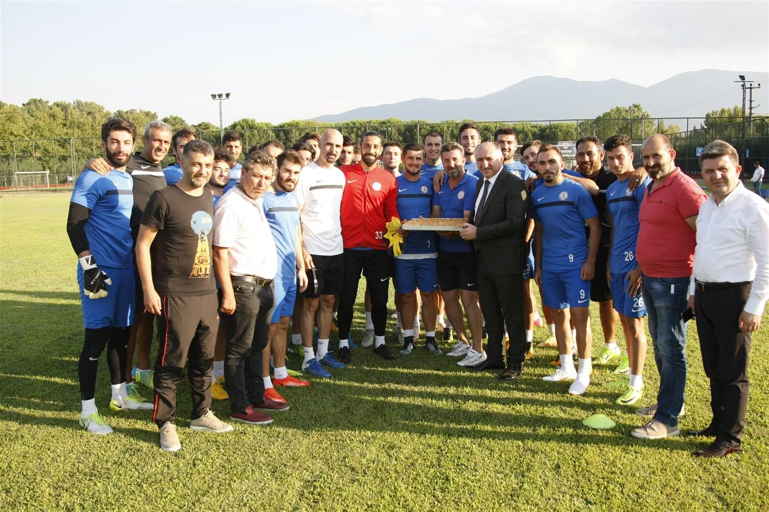 BAŞKAN ÇAĞLAYAN ORHANGAZİ BELEDİYESPOR ANTRENMANINI ZİYARET ETTİ 