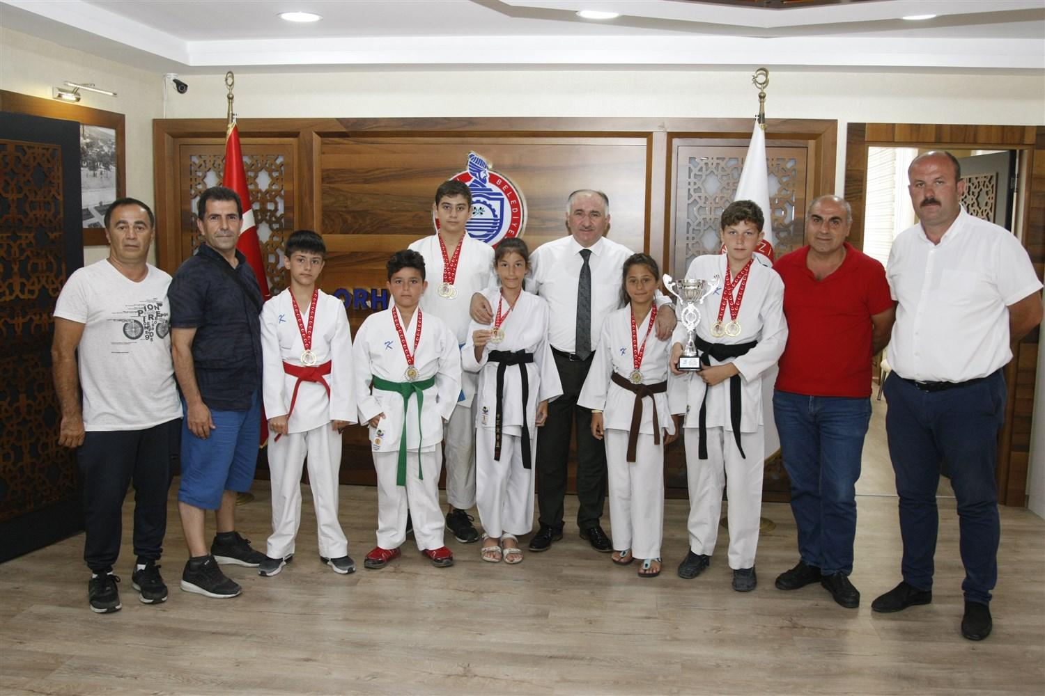 ŞAMPİYON KARATECİLER BELEDİYE BAŞKANI ÇAĞLAYAN'I ZİYARET ETTİ 