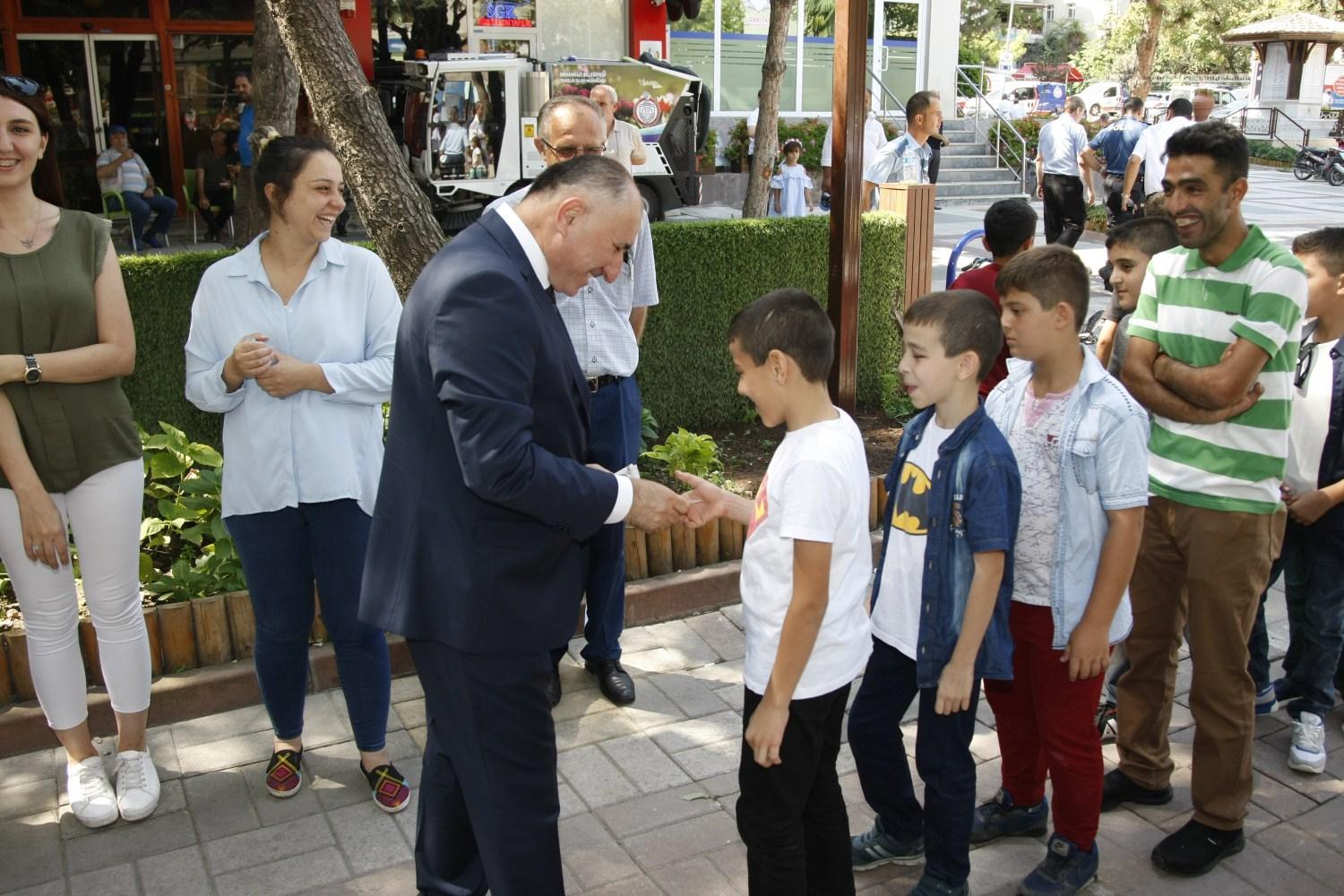 BAŞKAN ÇAĞLAYAN ÇOCUKLARLA BAYRAMLAŞTI 