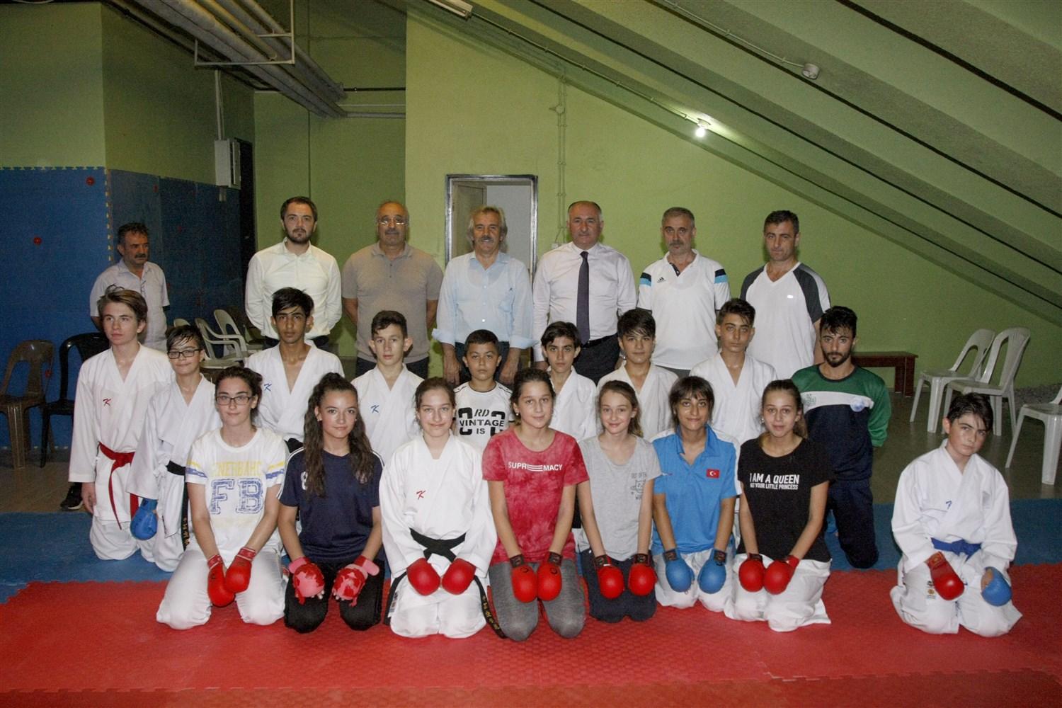 BAŞKAN ÇAĞLAYAN BÜYÜK ŞAMPİYONA ÖNCESİ KARATECİLERİ ZİYARET ETTİ 