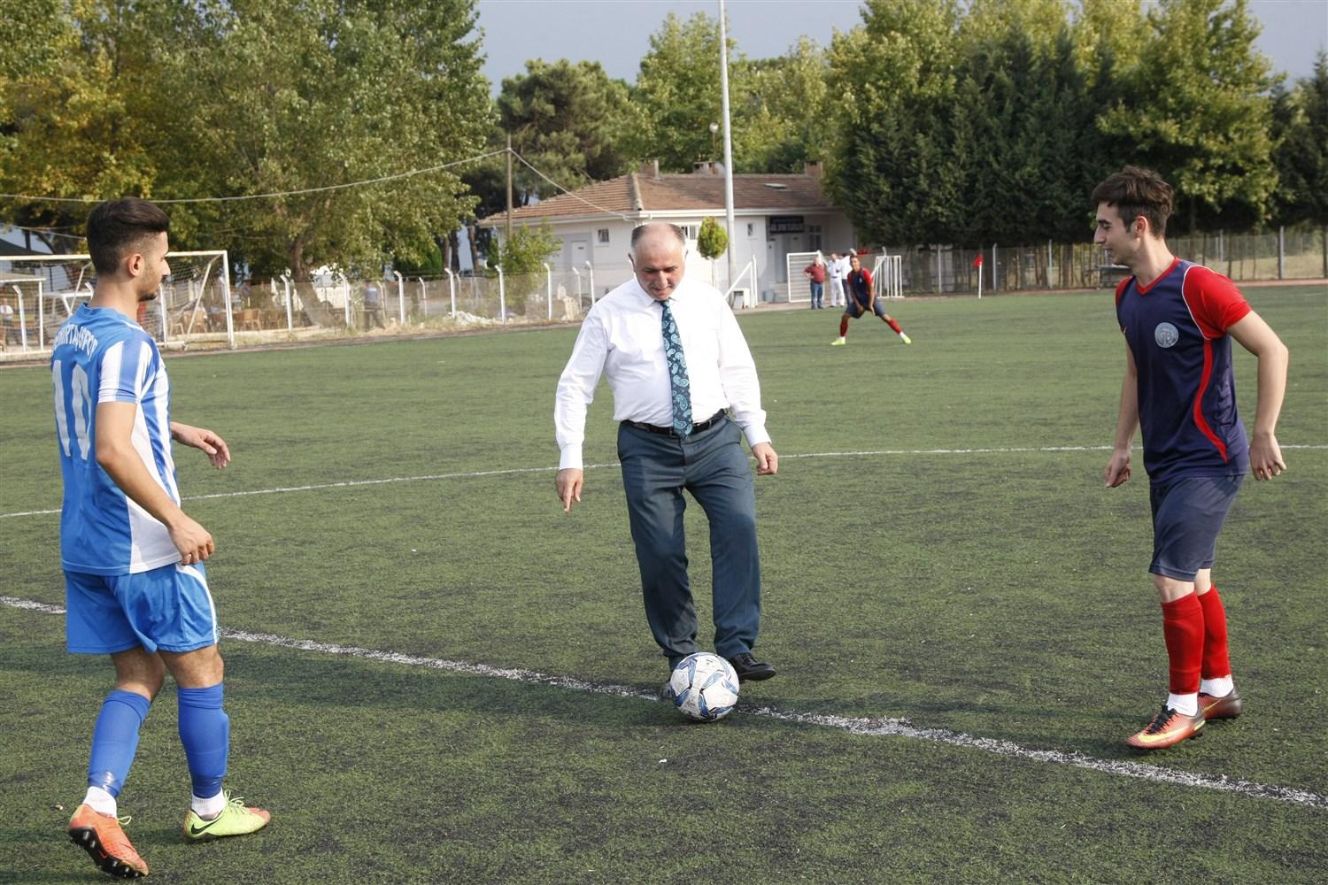 U-19 GENÇLER LİGİNİN BAŞLAMA VURUŞU BAŞKAN NEŞET ÇAĞLAYAN'DAN 