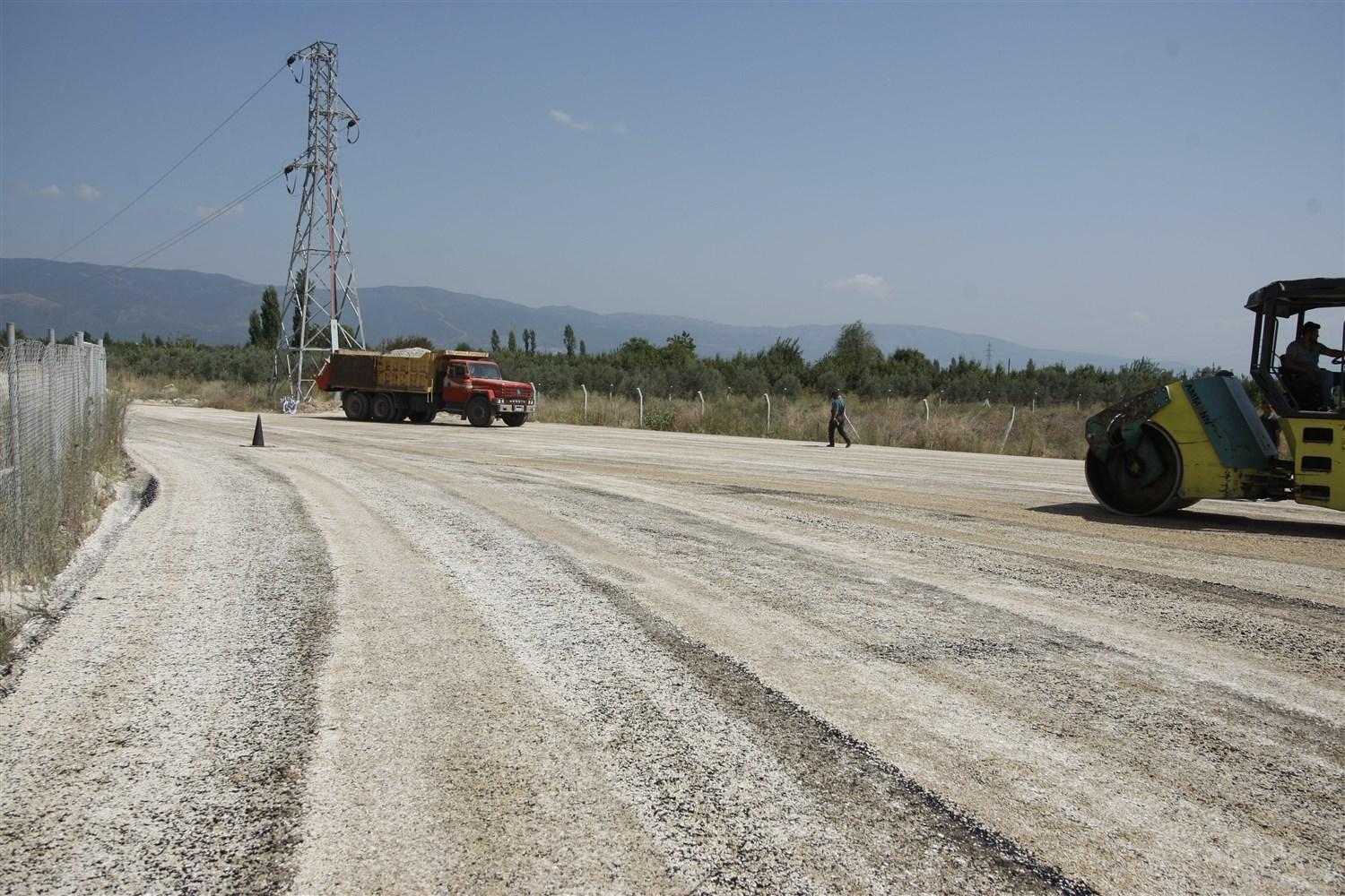 DOLGU VE ALT YAPI ÇALIŞMALARI YAPILAN YOLLARDA ASFALTLAMA BAŞLADI 