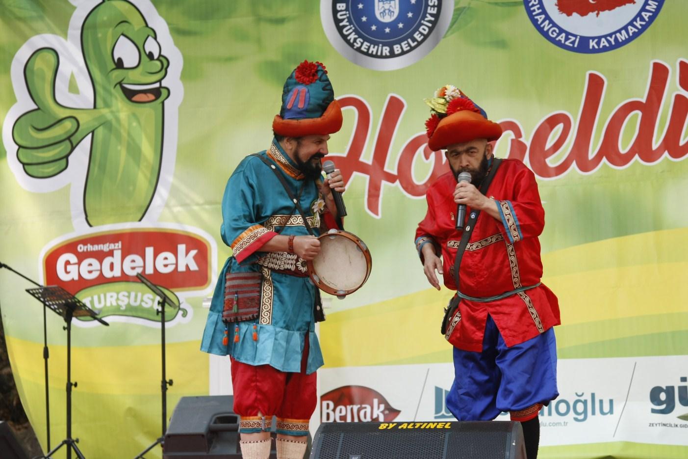 FESTİVALDE ÇOCUKLAR KARAGÖZ HACIVAT VE SİHİRBAZ GÖSTERİSİ İLE EĞLENDİ 