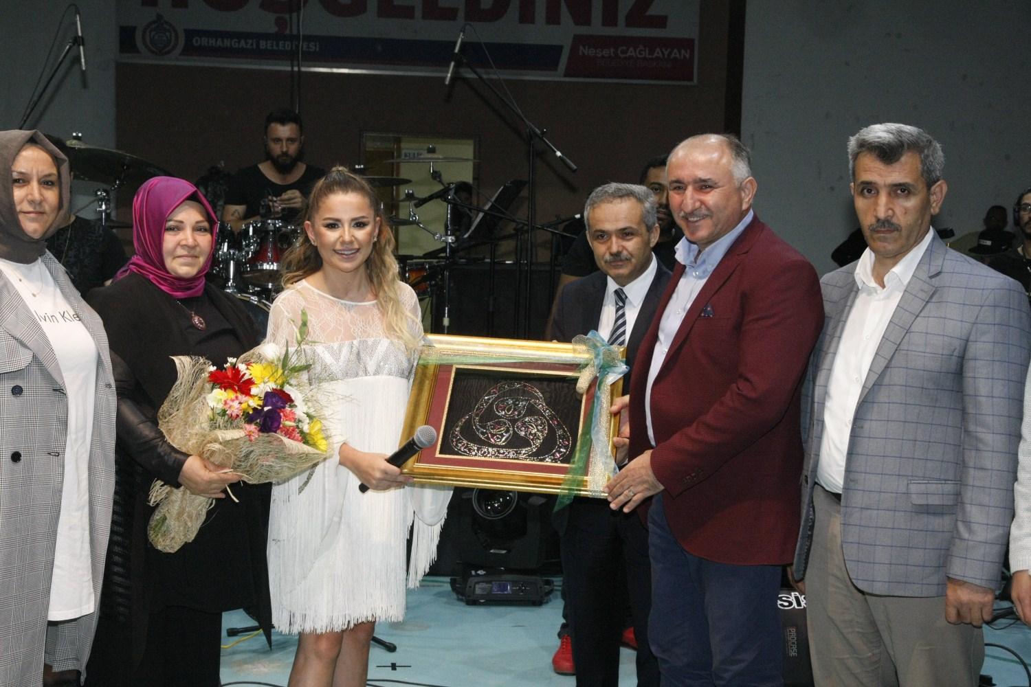 MERVE ÖZBEY AÇIKHAVA'YI SALLADI 