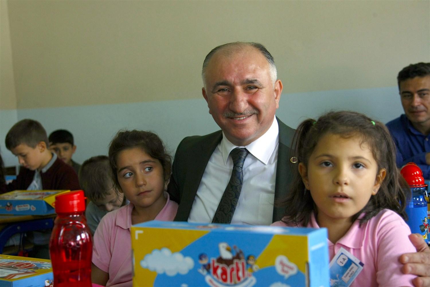 BİRİNCİ SINIFLARIN EĞİTİM SETİ BAŞKAN ÇAĞLAYAN’DAN 