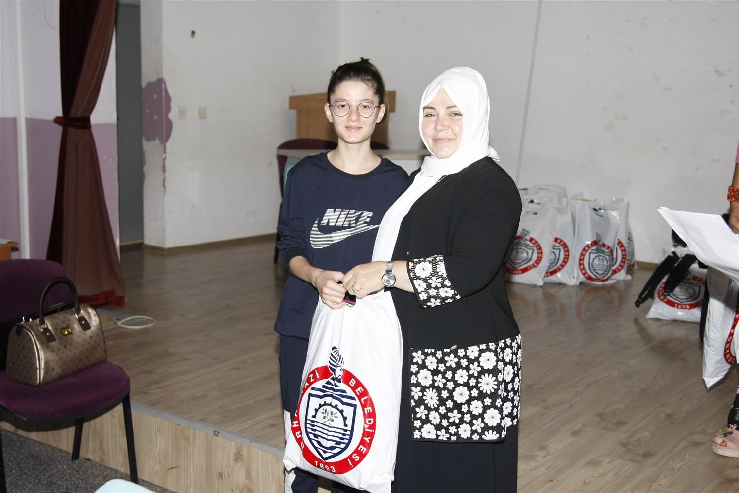 SEVGİ DERNEĞİ'NDEN 600 ÖĞRENCİYE KIRTASİYE YARDIMI 