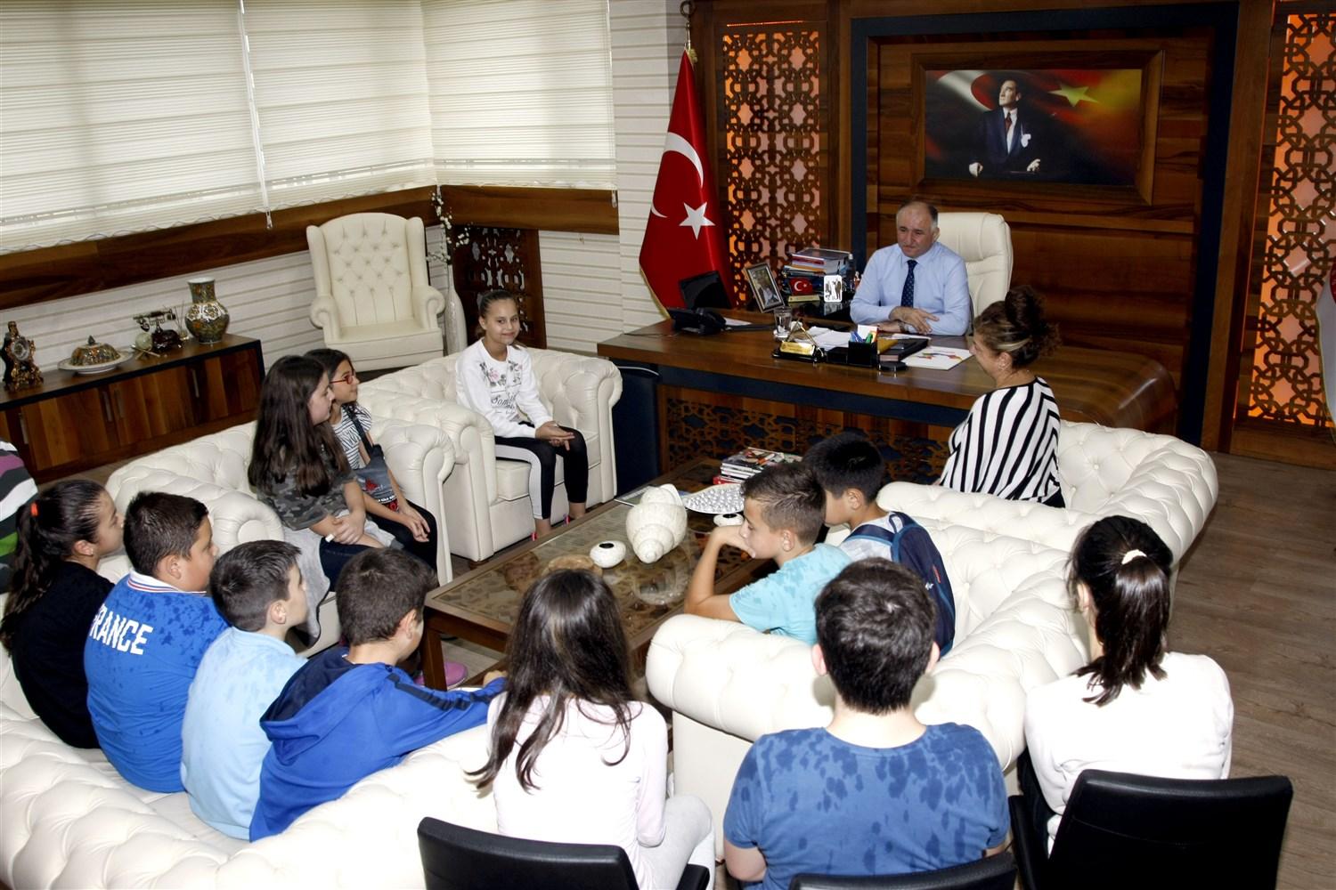 BAŞKAN ÇAĞLAYAN 1 EKİM ÇOCUKLAR GÜNÜNDE ÇOCUKLARI AĞIRLADI 