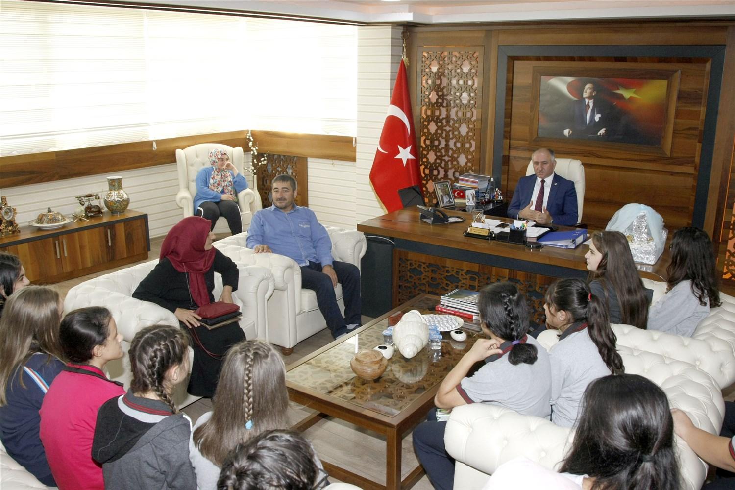 ERENLER MESLEKİ VE ANADOLU KIZ MESLEK LİSESİ ÖĞRENCİLERİ BAŞKAN ÇAĞLAYAN'I ZİYARET ETT 