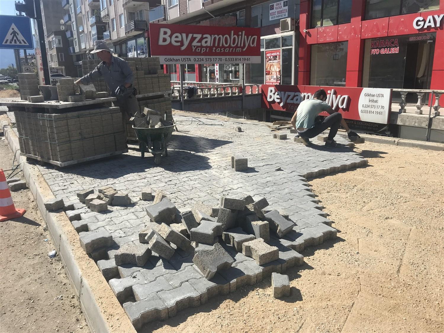 ANA YOL KENARINDA KALDIRIMLAR YENİLENİYOR 