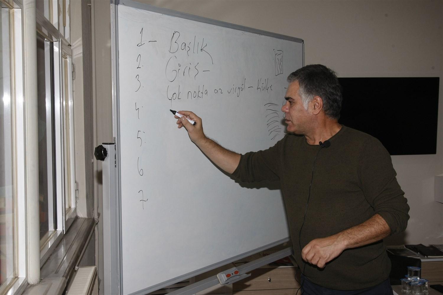 YAZARLIK ATÖLYESİ EĞİTİMLERİ GENÇLİK MERKEZİNDE BAŞLADI 