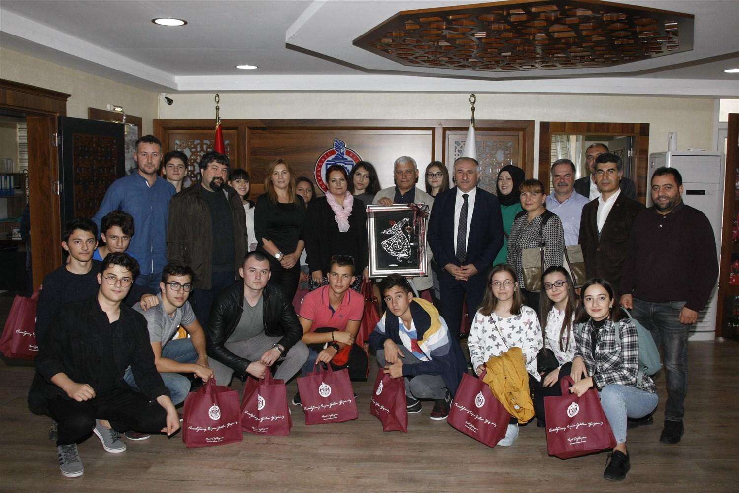 BAŞKAN ÇAĞLAYAN, ÇINARCIK BELEDİYE BAŞKANI AVNİ KURT’U AĞIRLADI 