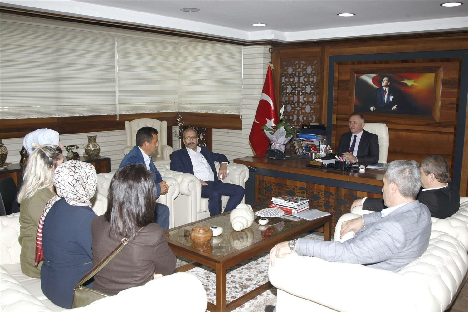 AHMET YESEVİ İLKÖĞRETİM OKULU AİLE BİRLİĞİNDEN BAŞKAN ÇAĞLAYAN'A TEŞEKKÜR ZİYARETİ 