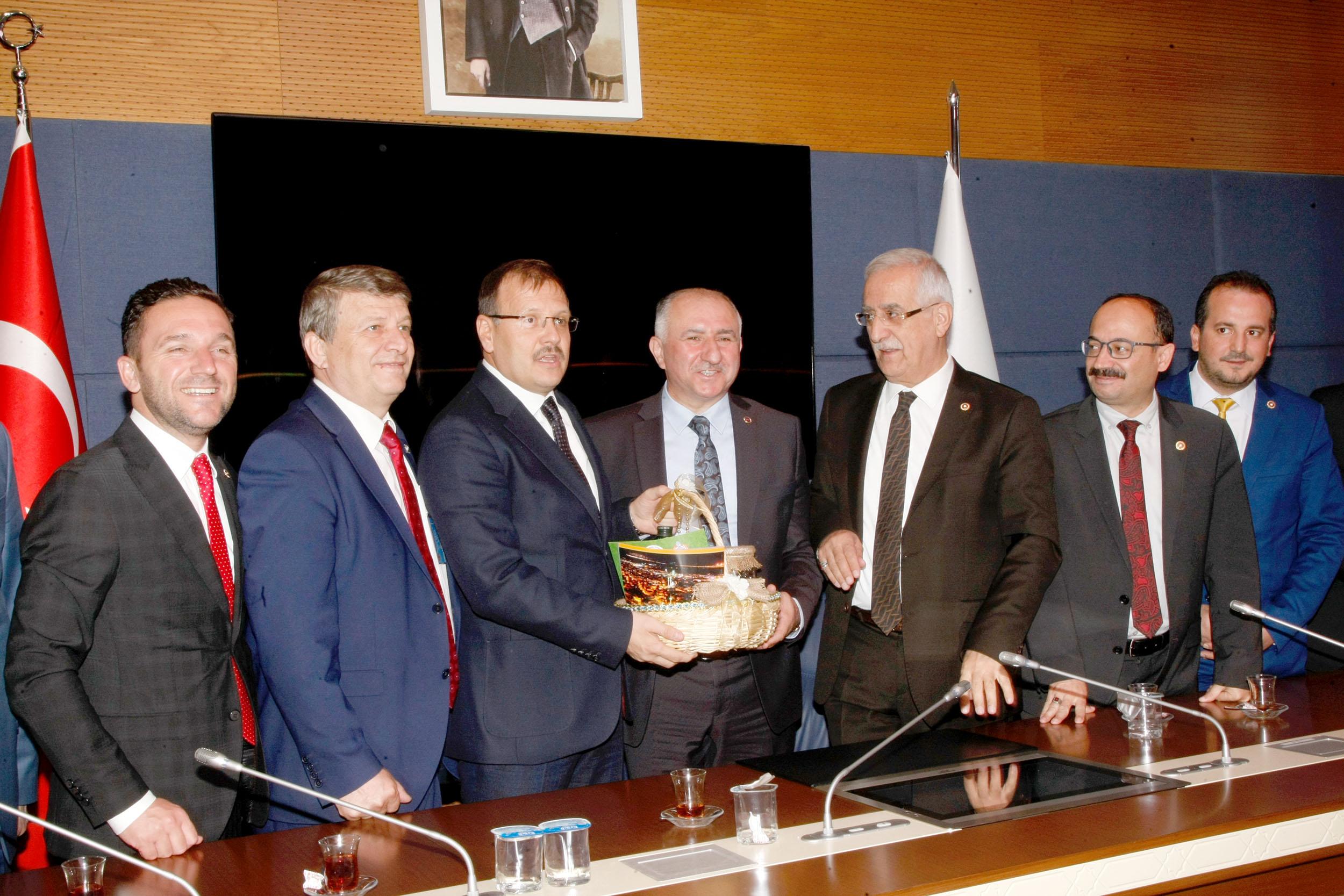 BAŞKAN ÇAĞLAYAN TBMM’DE BURSA MİLLETVEKİLLERİ İLE BİR ARAYA GELDİ 