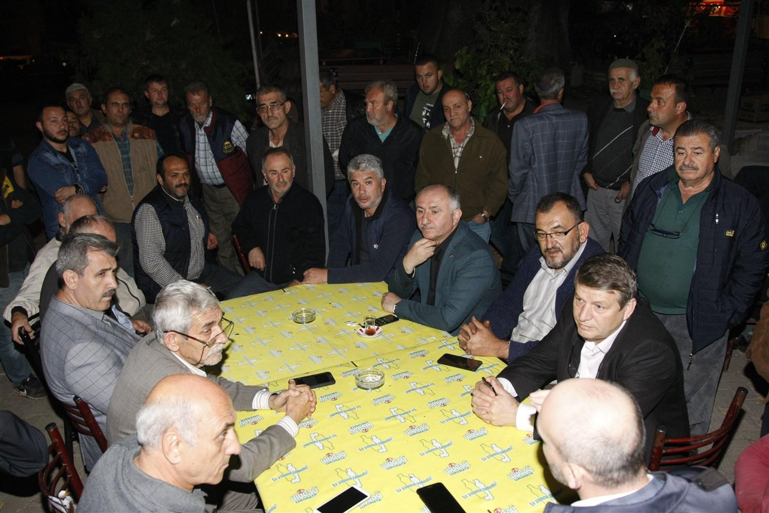 BAŞKAN ÇAĞLAYAN ,MİLLETVEKİLİ ZAFER IŞIK VE İLÇE BAŞKANI FAHRETTIN ULUDAĞ ILE BIRLIKTE ÜREĞİL MAHALLESİNİ ZİYARET ETTİ, ZEYTİN ÜRETİCİSİ İLE BİR ARAYA GELDİ 