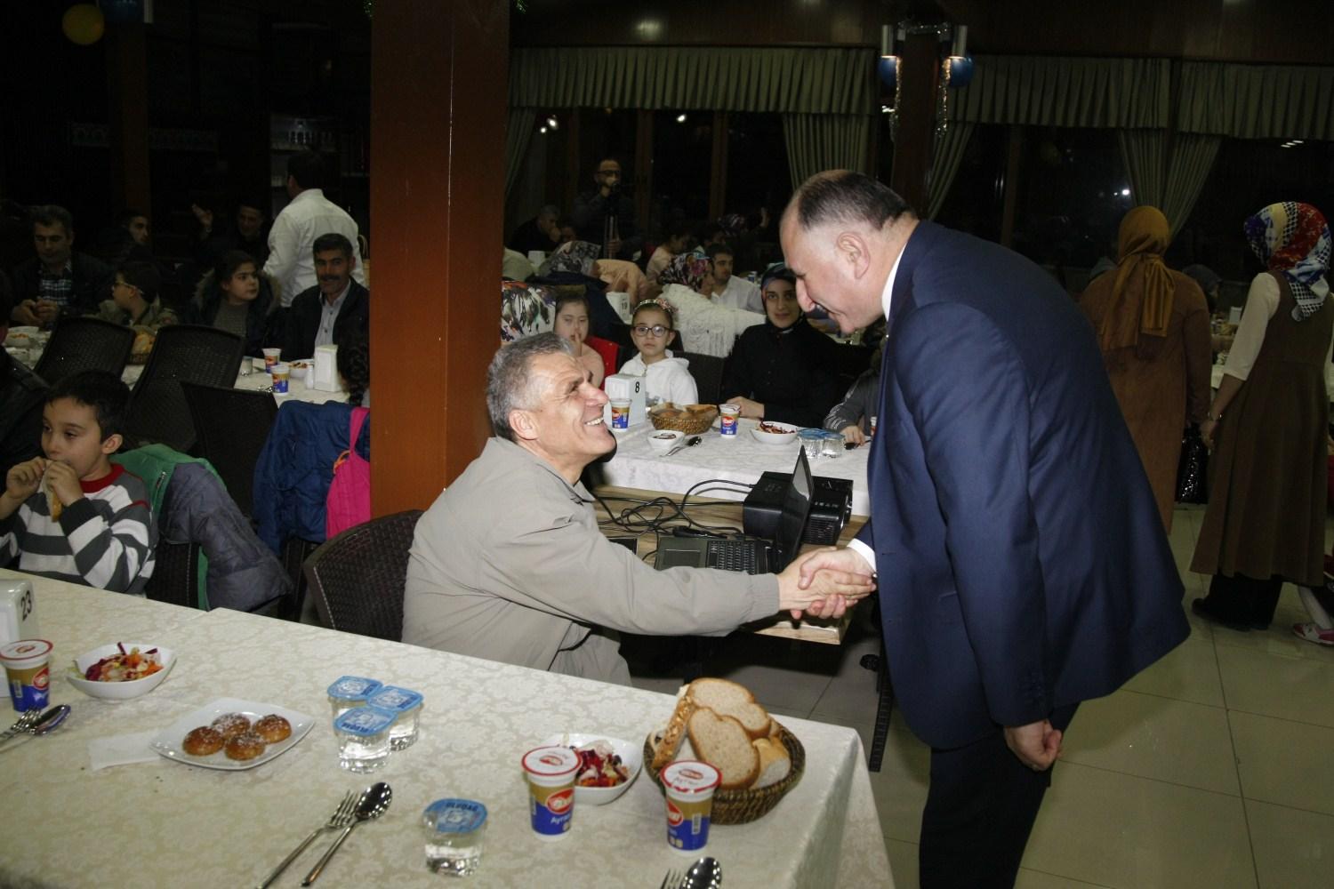 ENGELLİLER BAŞKAN ÇAĞLAYAN’IN DÜZENLEDİĞİ GECEDE GÖNÜLLERİNCE EĞLENDİ 