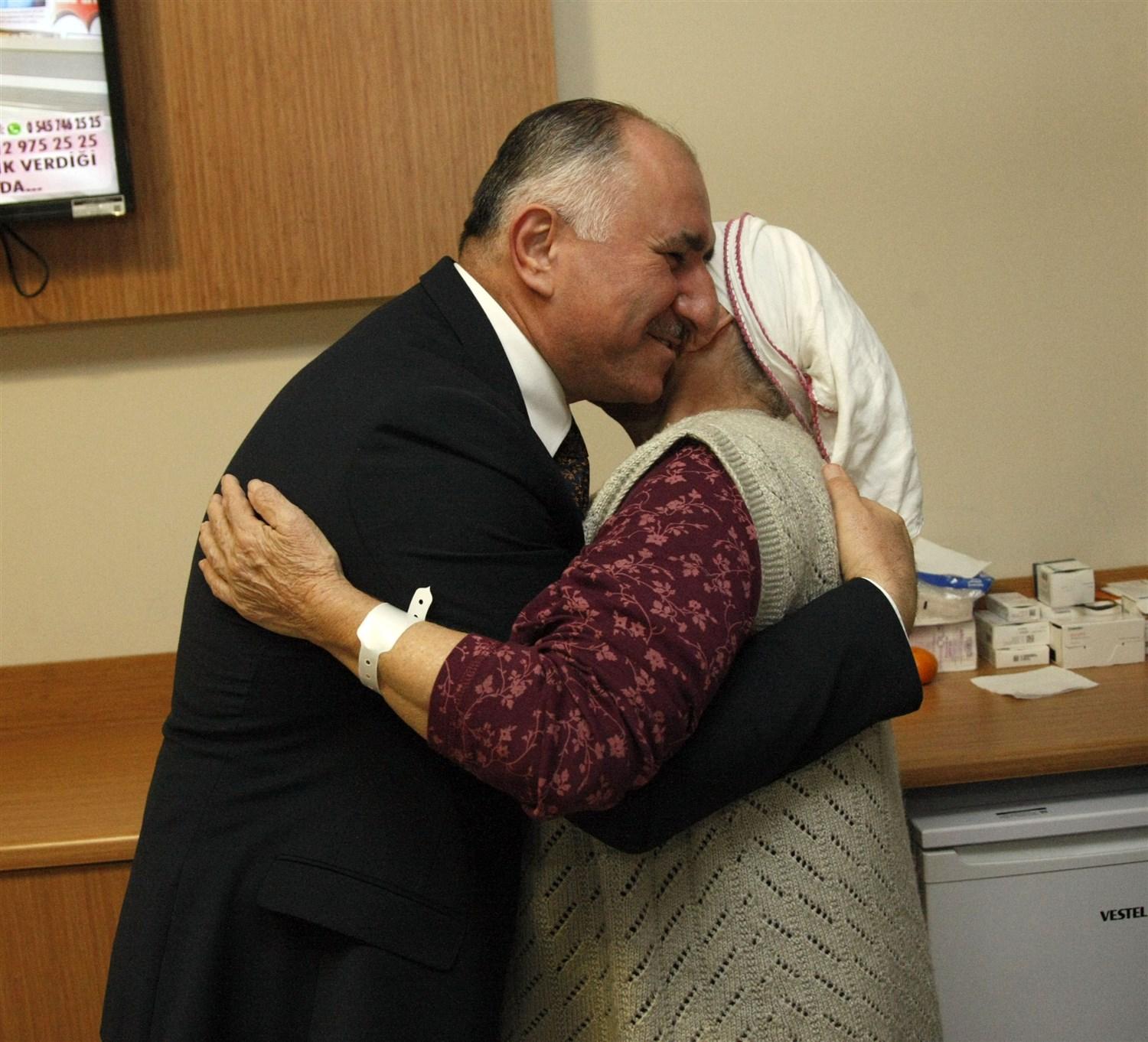 BAŞKAN ÇAĞLAYAN'DAN HASTANEDE YATAN HASTALARA GEÇMİŞ OLSUN ZİYARETİ 